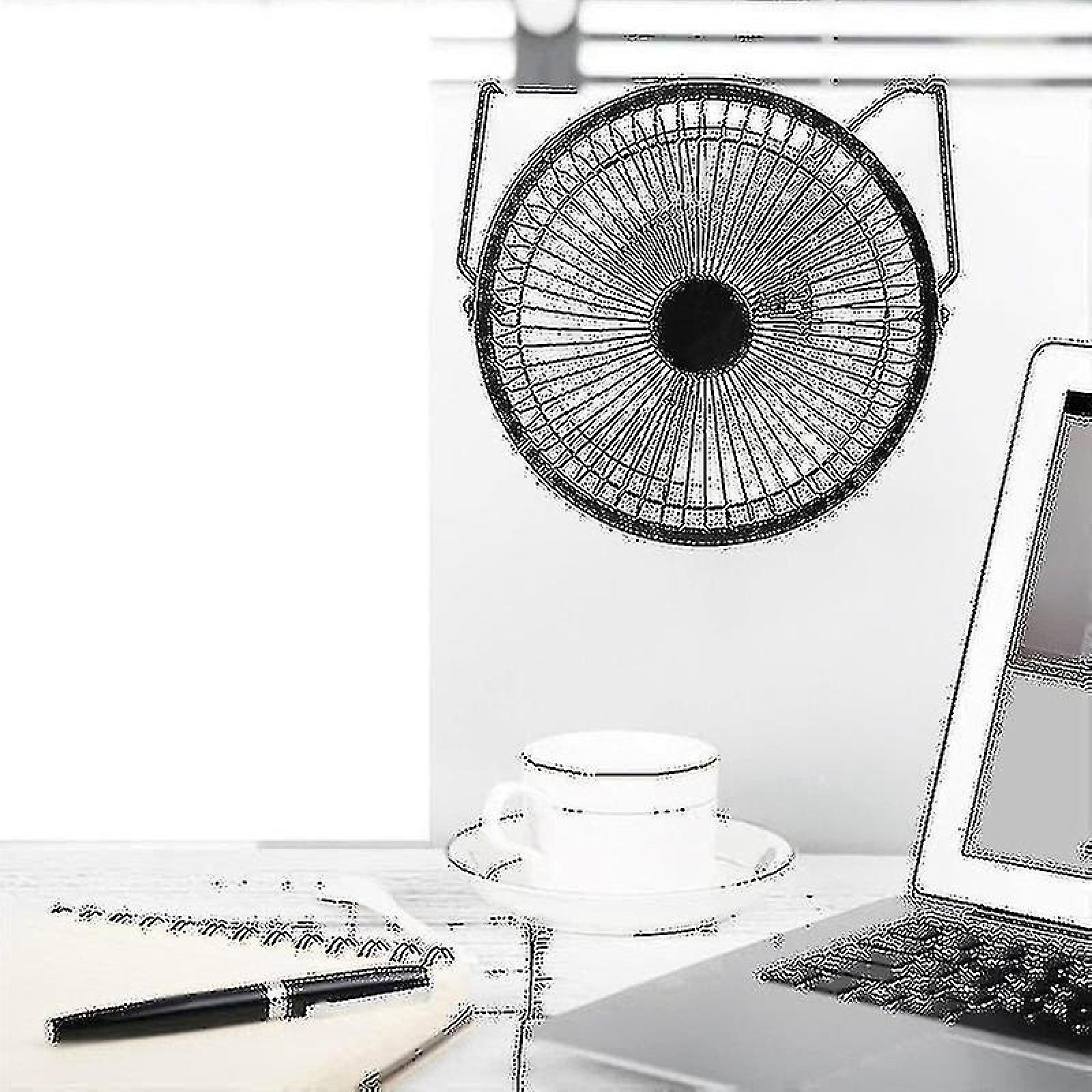 Ein kleiner Ventilator hängt über einem Schreibtisch mit Laptop, Notizbuch und Tasse.