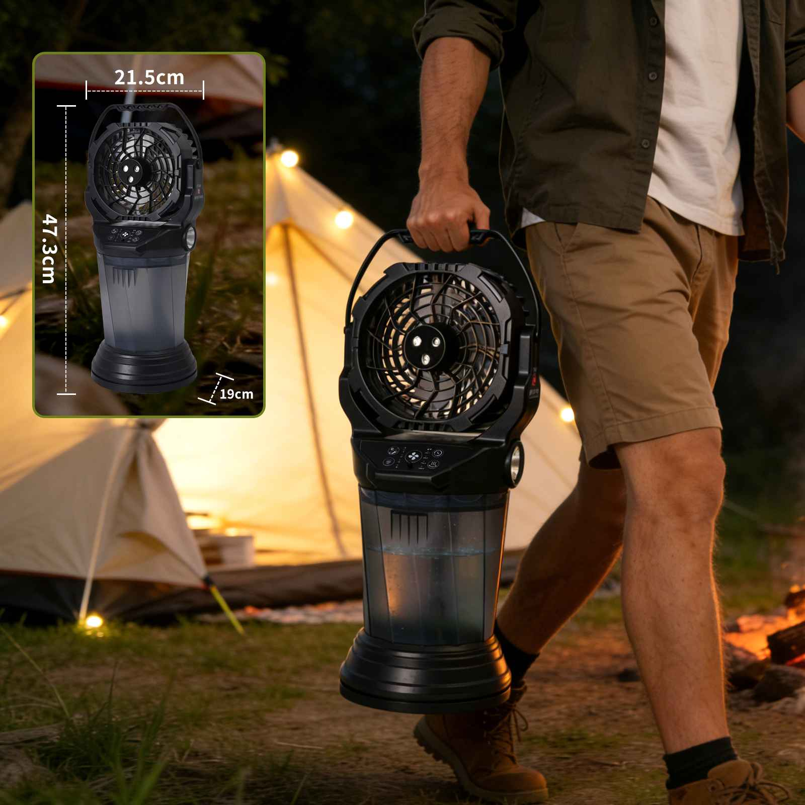 Ein Mann trägt einen schwarzen Campinglüfter mit Wassertank vor Zelten und Lagerfeuer.