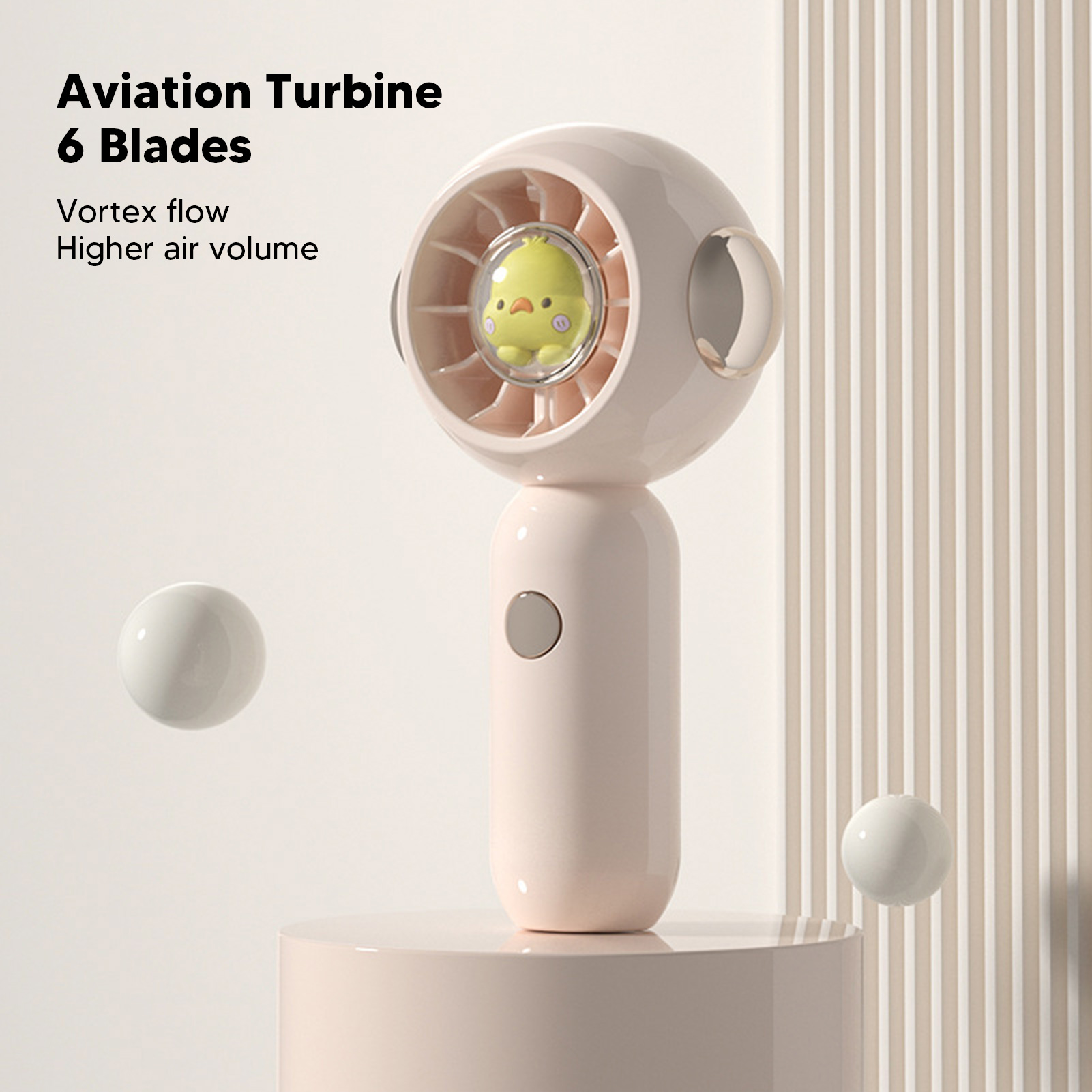 Ein rosa Ventilator mit einem Küken im Inneren steht auf einem Podest.