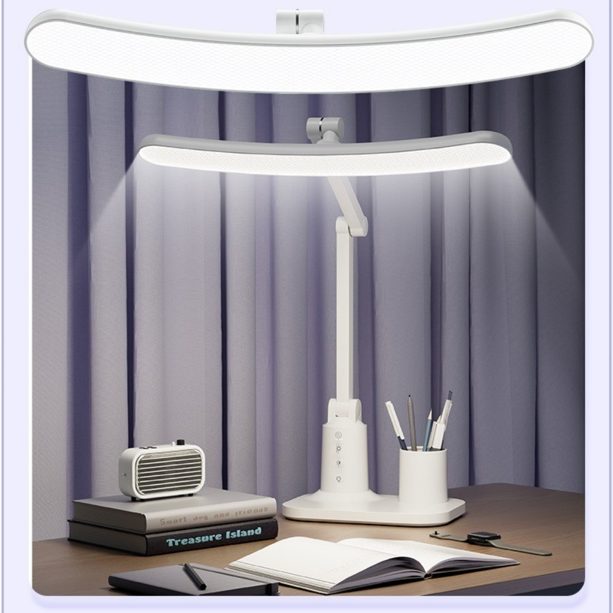 Eine weiße Schreibtischlampe beleuchtet einen Schreibtisch mit Büchern, einem Lautsprecher und Stiften.