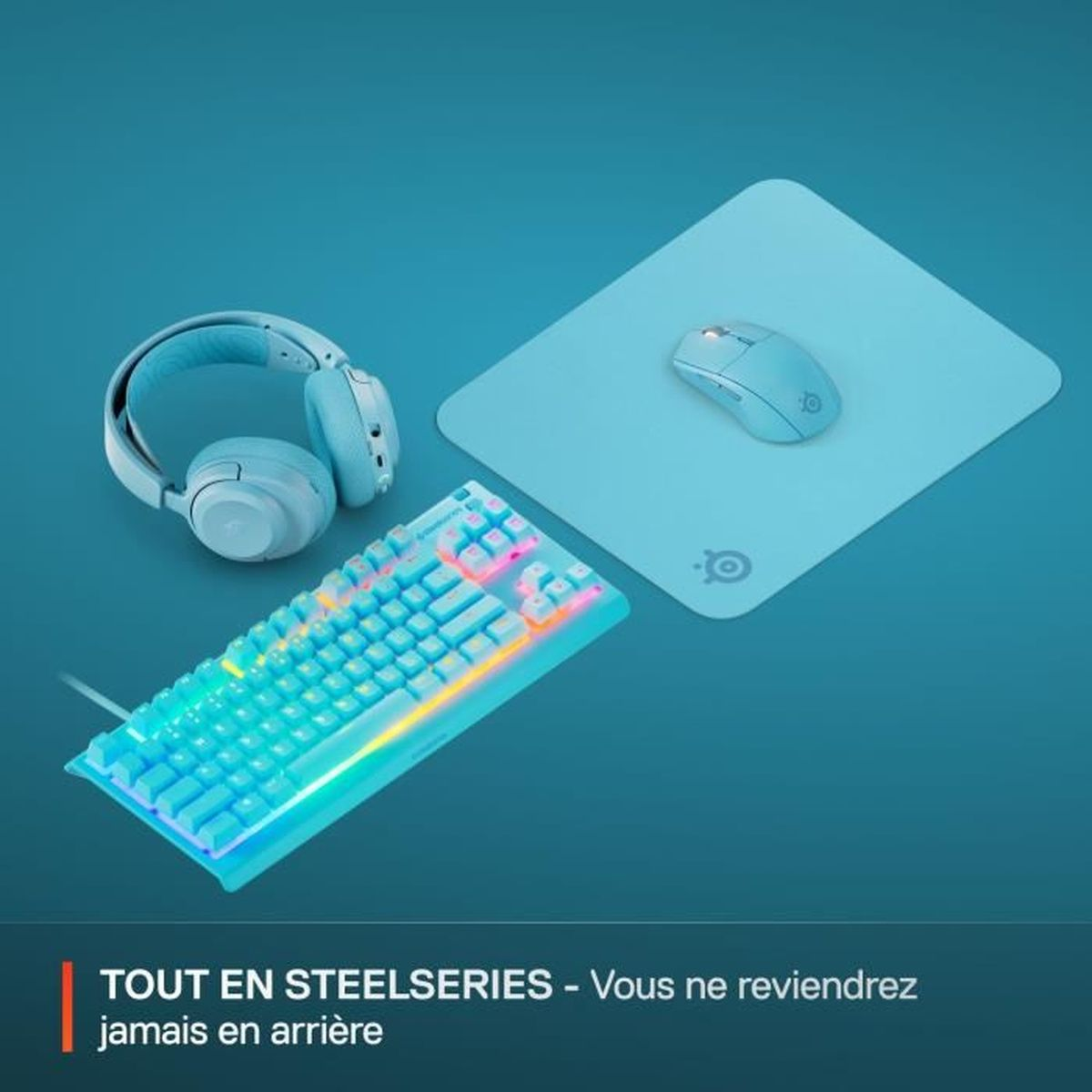 Un headset da gaming azzurro, tastiera con illuminazione RGB e mouse su tappetino.