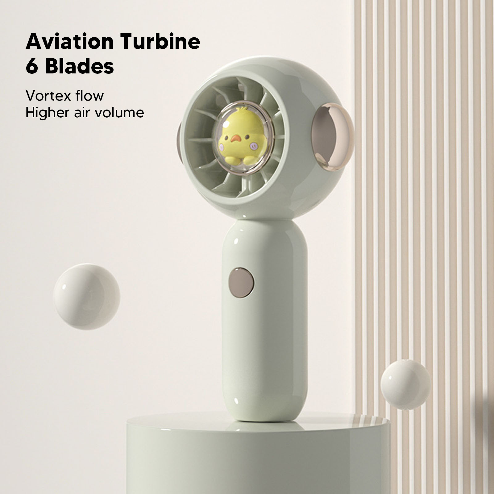Ein hellgrüner Ventilator mit Kükenmotiv und einem runden Griff.