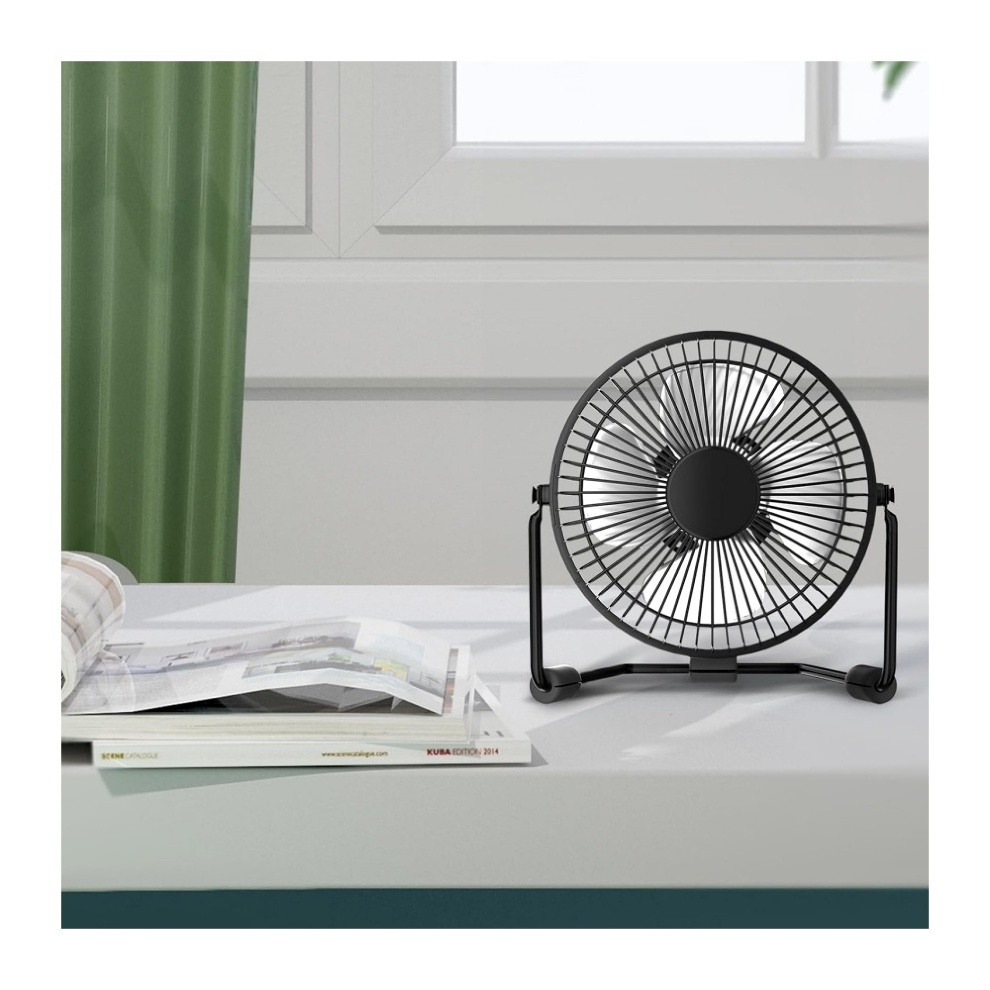 Ein schwarzer Tischventilator steht auf einem Tisch neben einem aufgeschlagenen Magazin.