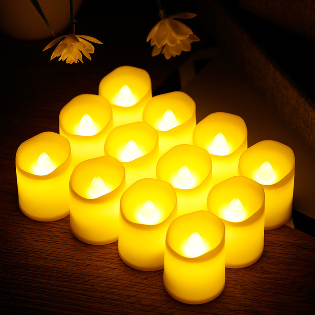 Eine Gruppe von zehn LED-Teelichtern leuchtet warm auf einer Holzoberfläche.