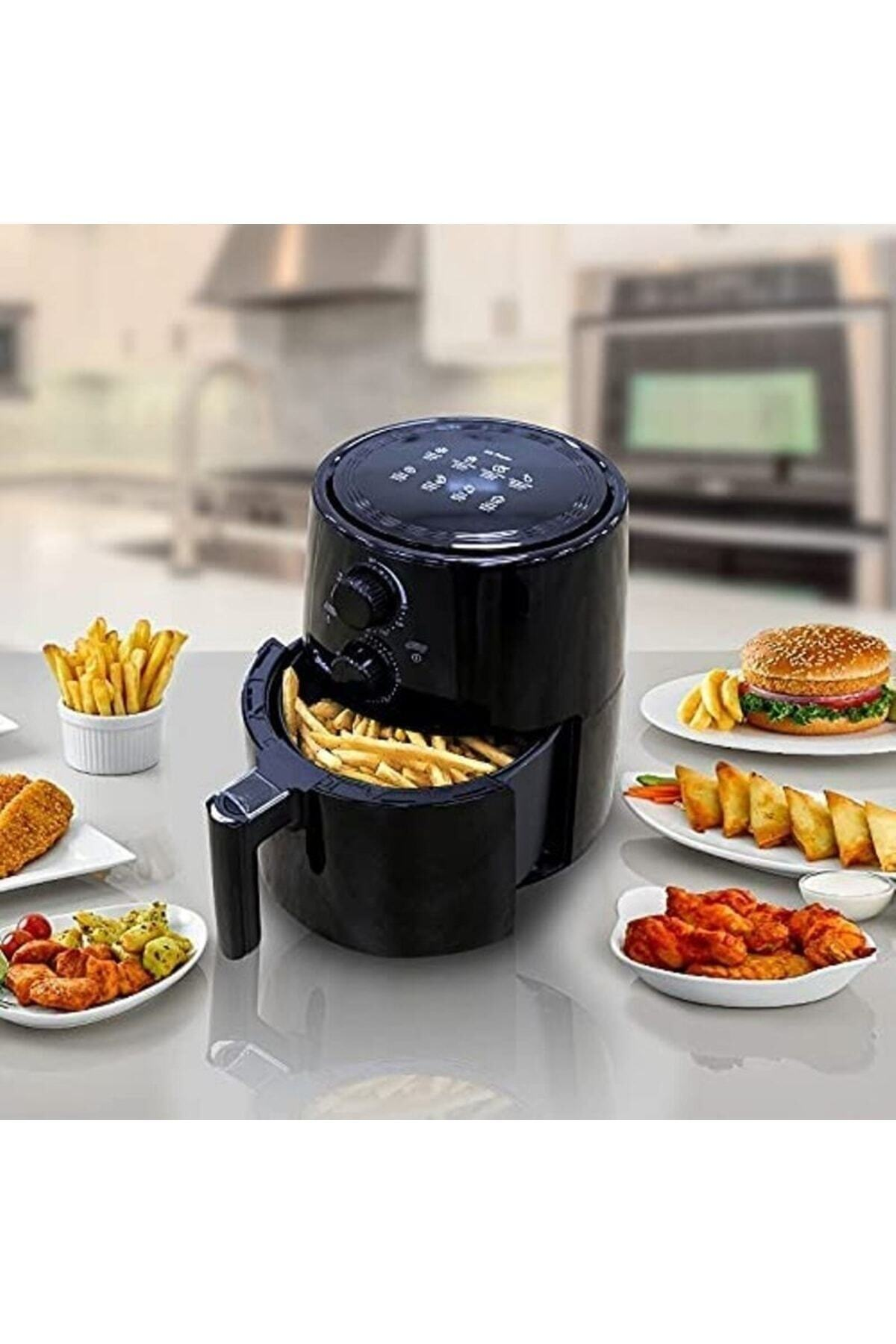 Zwarte airfryer met friet, kip, burger en loempia's.
