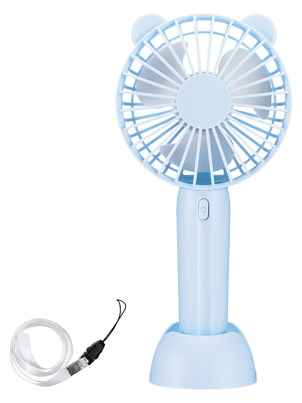 Ein hellblauer tragbarer Ventilator mit Bärenohren und einer weißen Lanyard ruht auf weißem Grund.