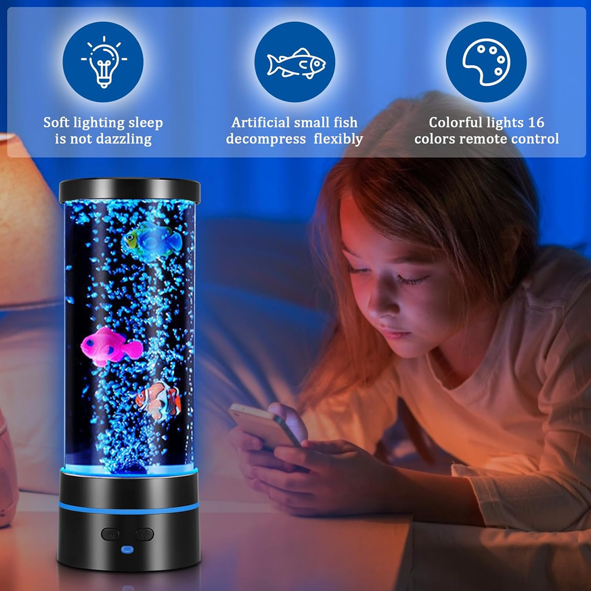 Ein Mädchen schaut auf ein Smartphone neben einer Lampe mit künstlichen Fischen und Blasen.