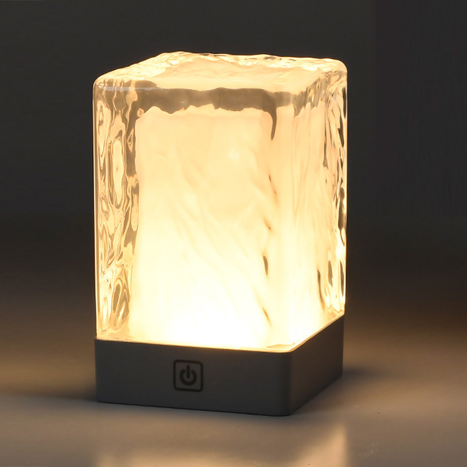 Eine beleuchtete, eisähnliche Lampe mit einem Ein-/Ausschaltknopf auf der Vorderseite.
