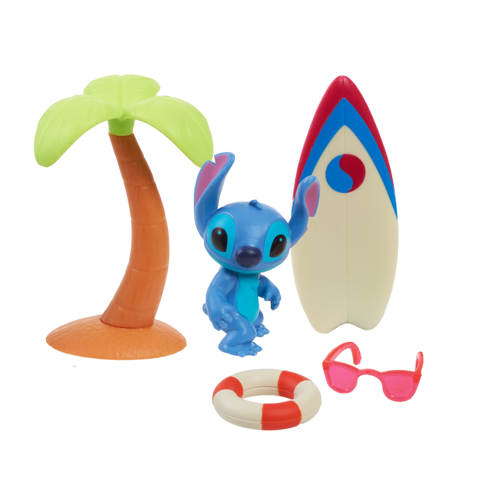 Statua di Stitch con tavola da surf, palma, salvagente e occhiali da sole su sfondo bianco.