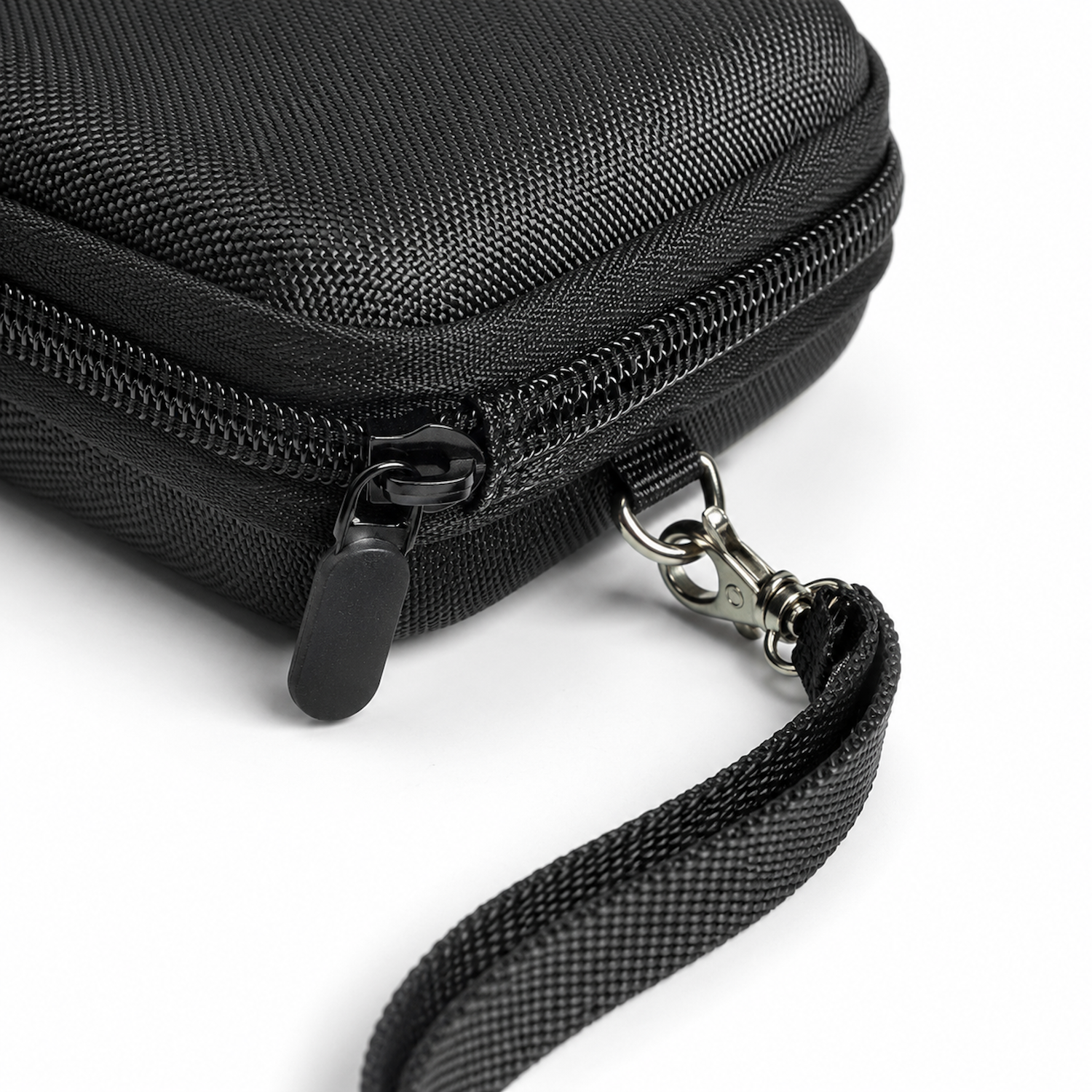 Schwarze Tasche mit Reißverschluss und Handschlaufe, Nahaufnahme.
