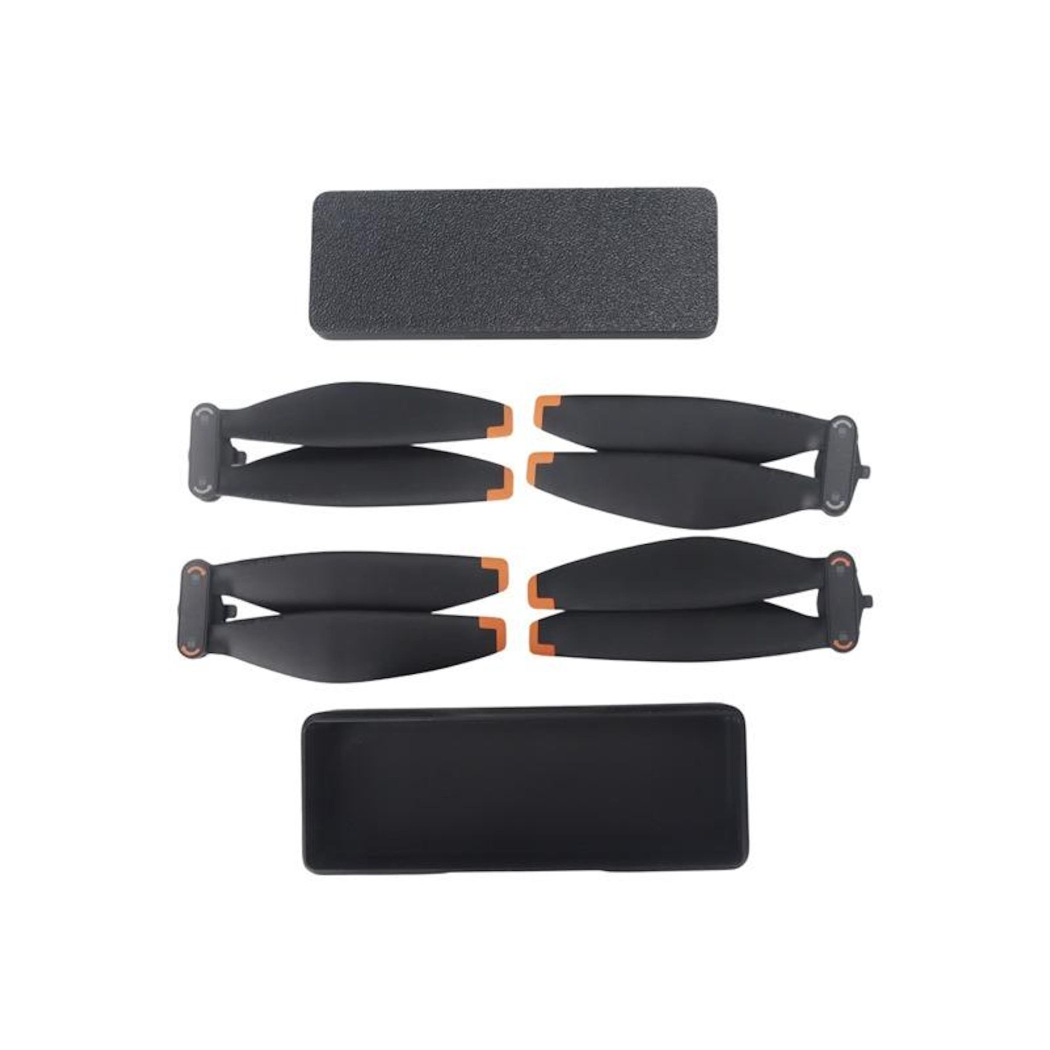 Schwarze Drohnenpropeller mit orangefarbenen Spitzen liegen auf schwarzem Untergrund.
