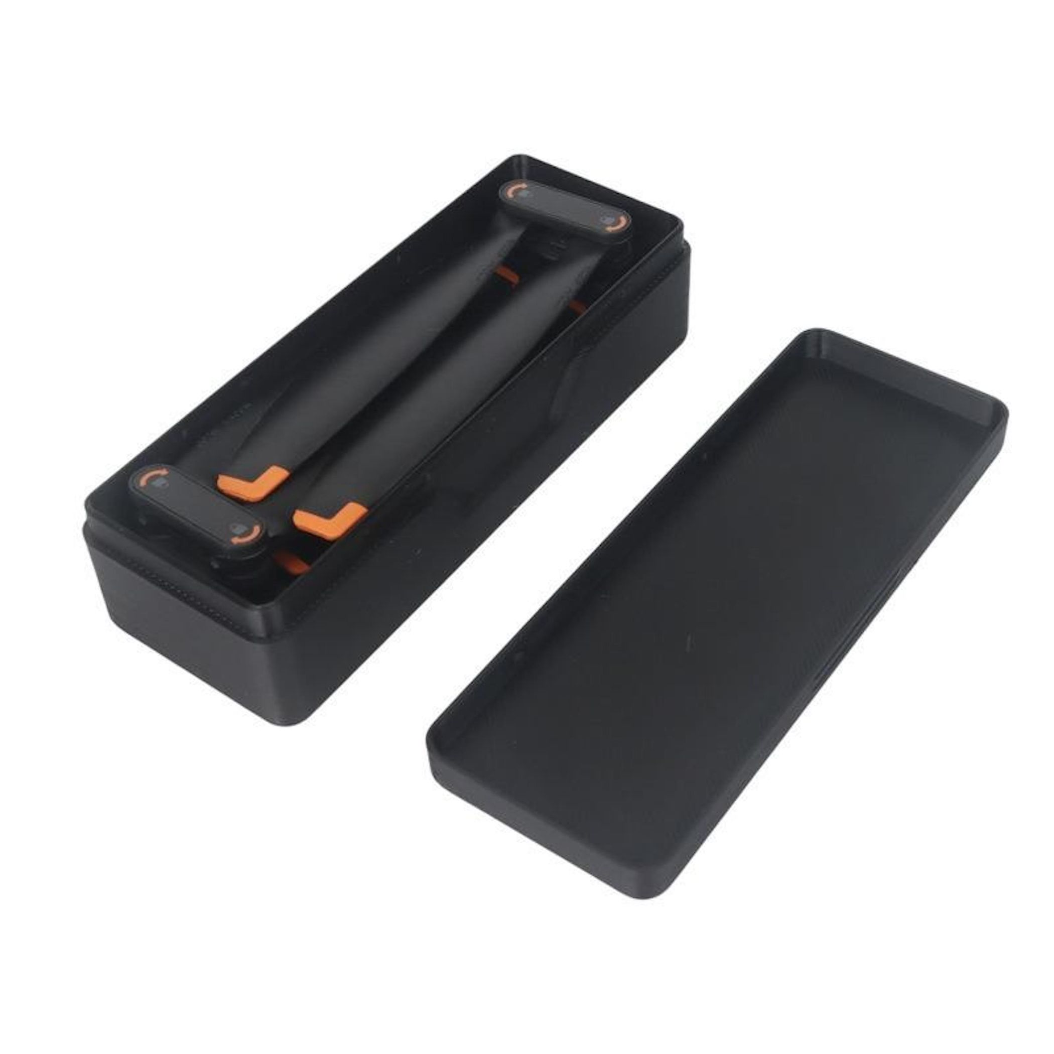 Ein schwarzes Etui mit zwei orangefarbenen Rasierern und einem separaten Deckel.