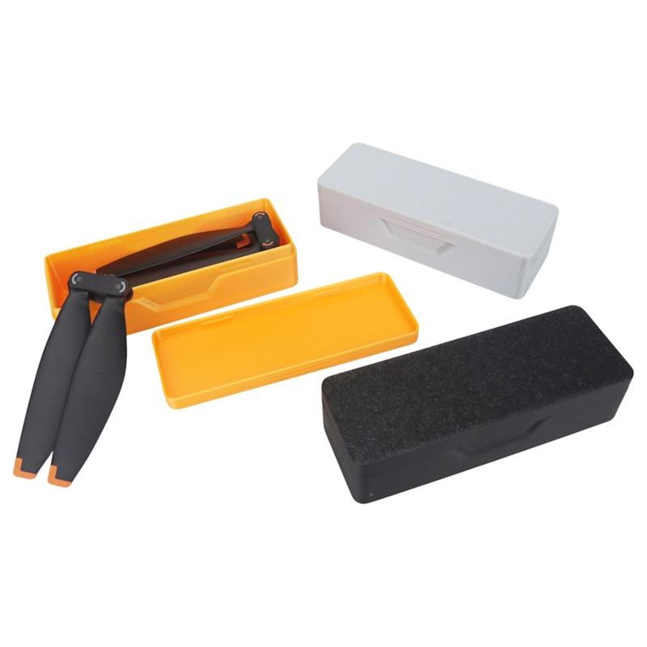 Schwarze Propeller mit orangen Spitzen in einer orangefarbenen Schachtel neben weißen und schwarzen Behältern.