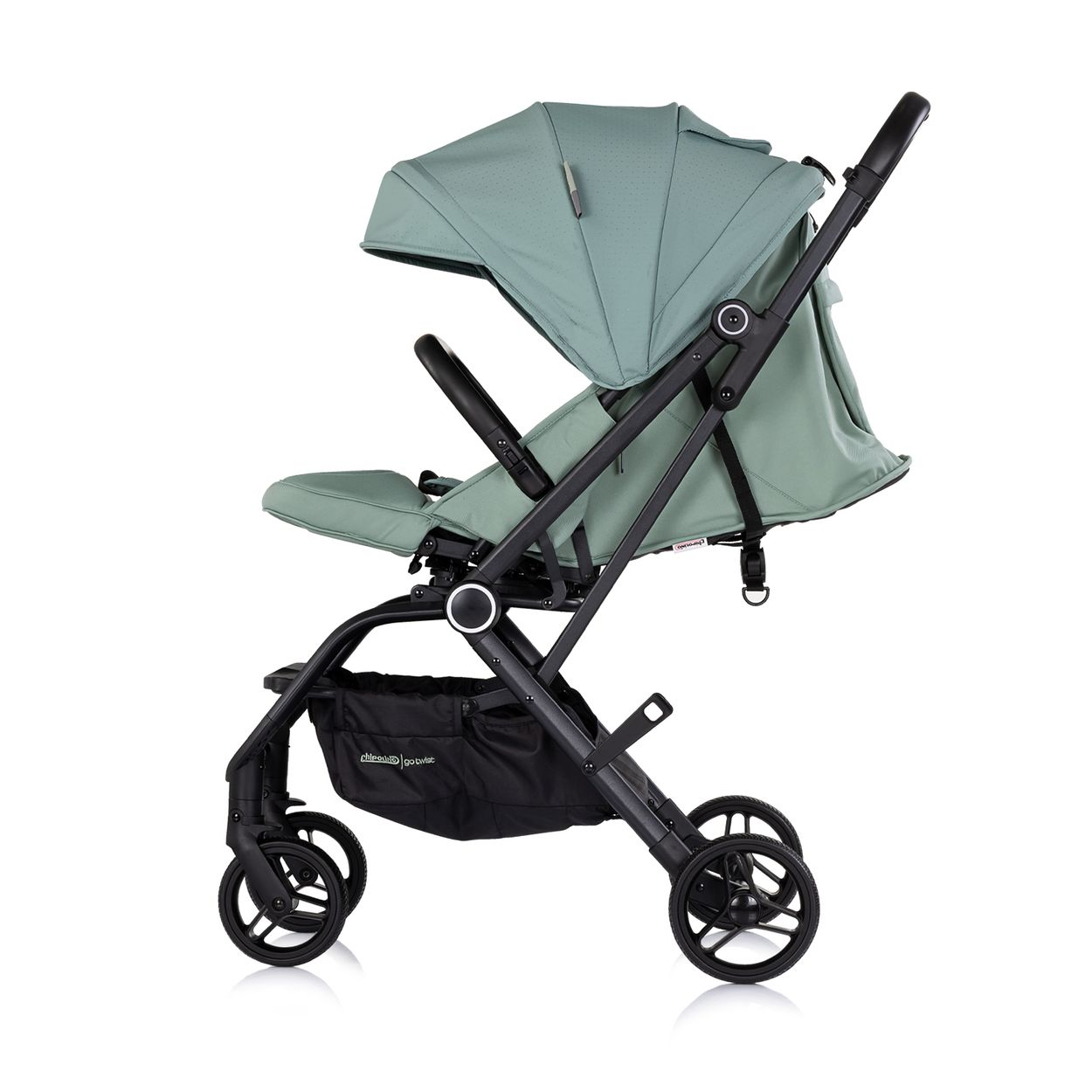 Ein hellgrüner Kinderwagen mit schwarzem Korb und Rädern, von der Seite gesehen.