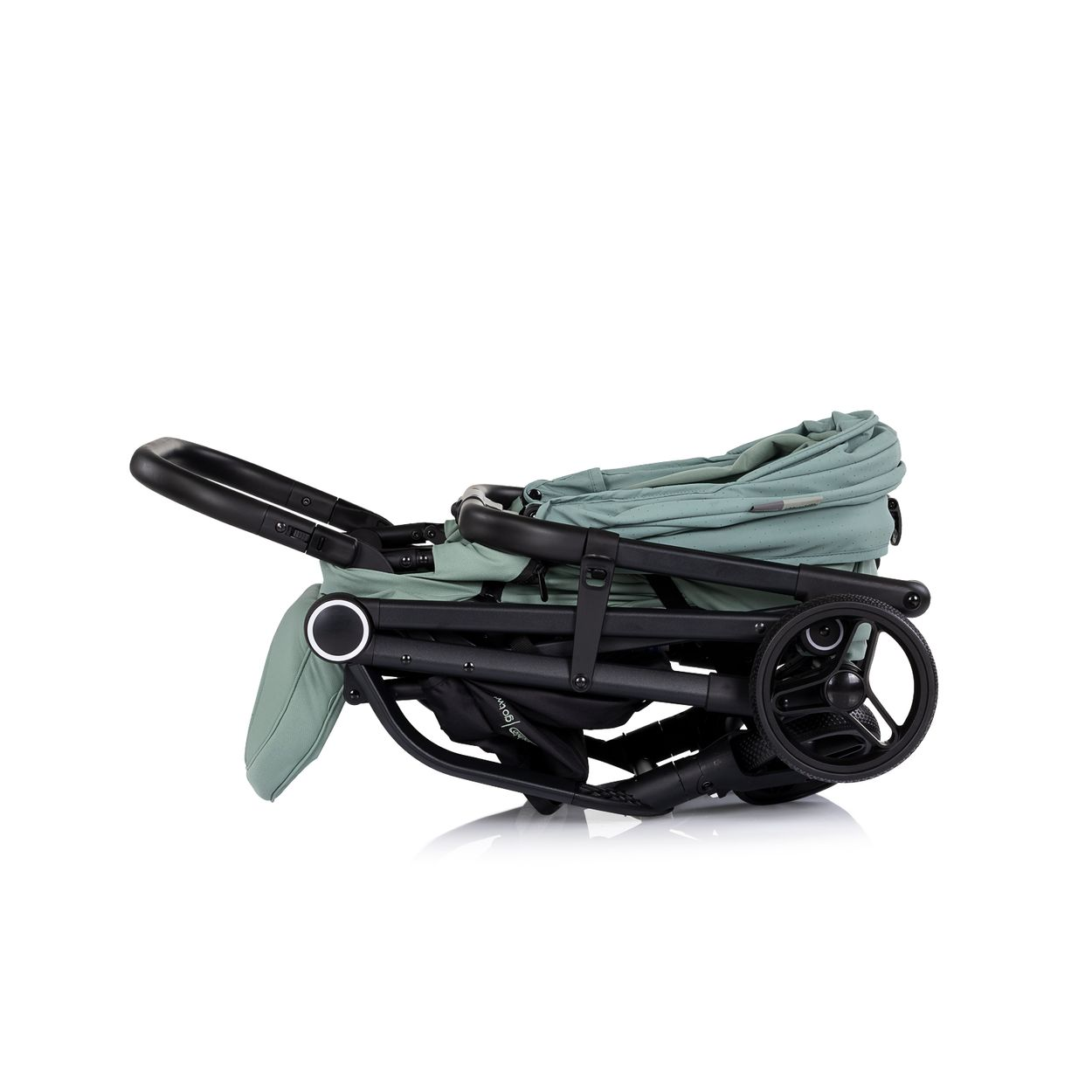 Ein zusammengeklappter Kinderwagen in Salbeigrün mit schwarzen Rädern und Griff.