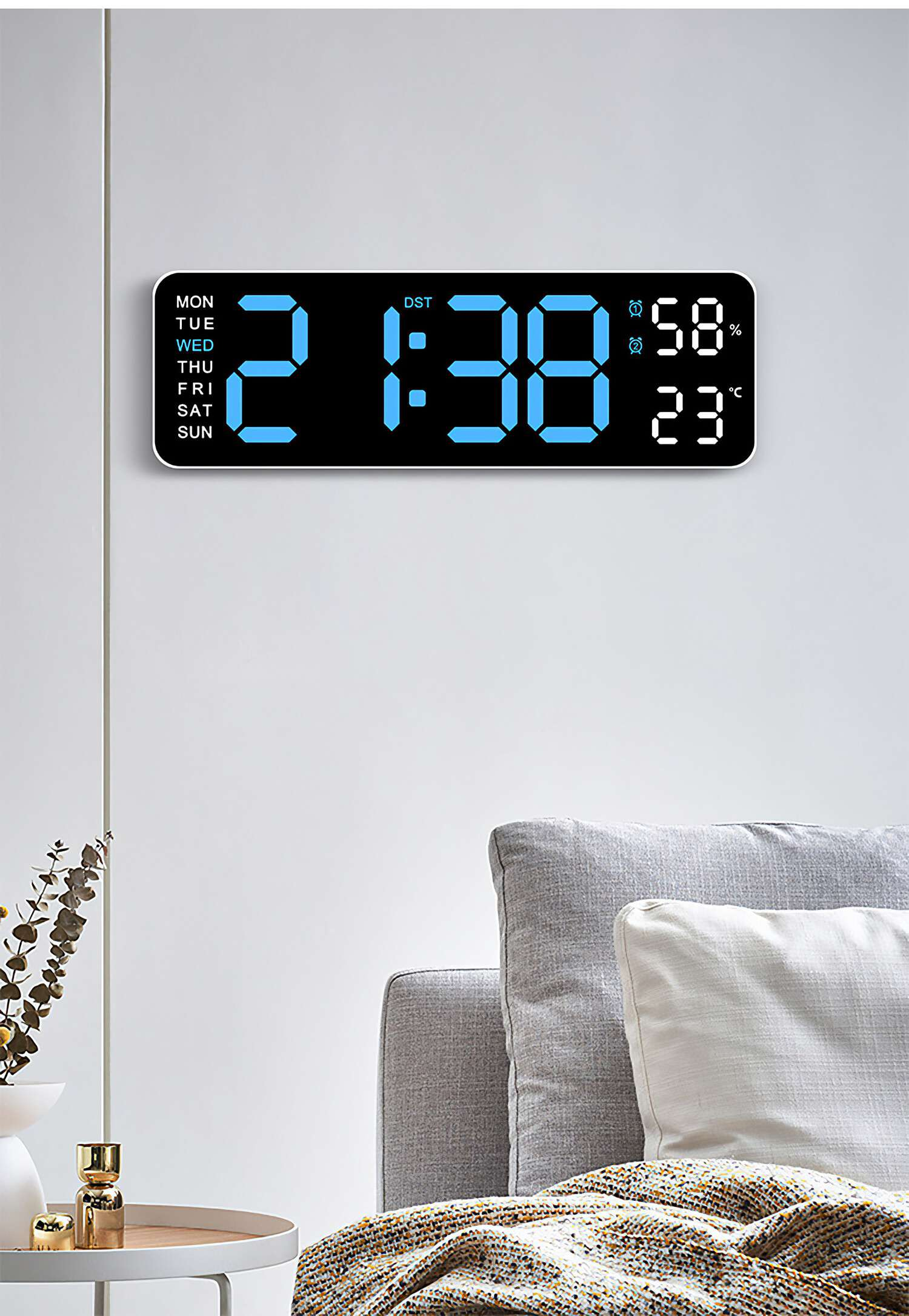 Digitaluhr zeigt 2:38, DST, 58% Luftfeuchtigkeit, 23C Temperatur, und der Tag ist Mittwoch.