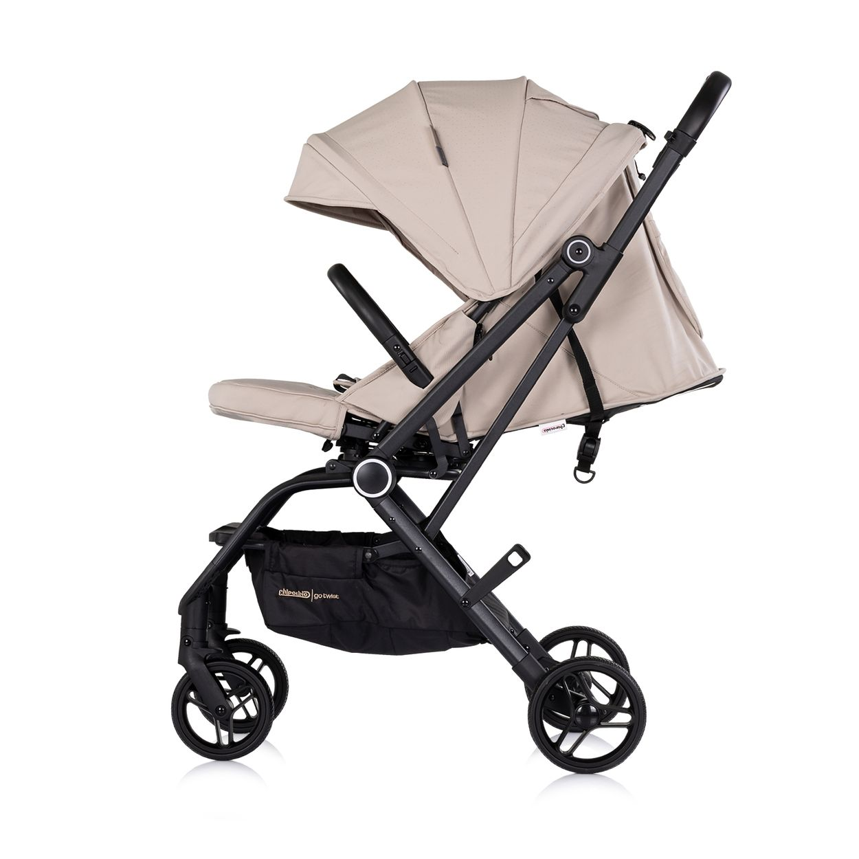 Ein beiger Kinderwagen mit schwarzem Rahmen und Aufbewahrungskorb.