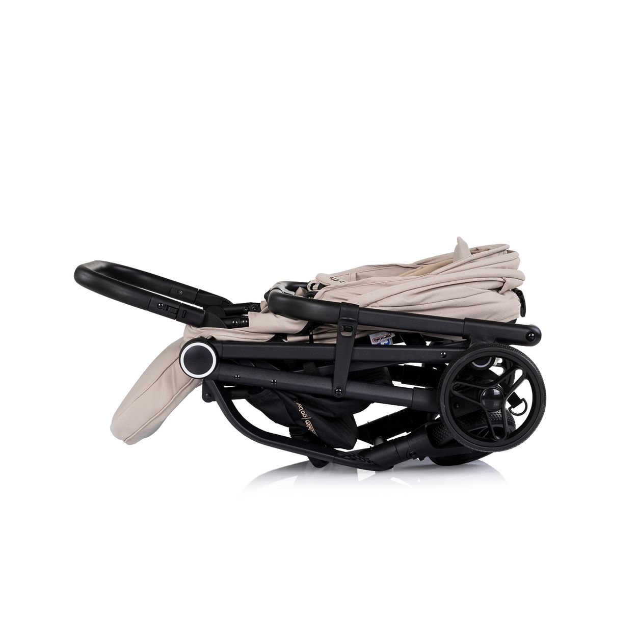 Ein zusammengeklappter, beigefarbener Kinderwagen mit schwarzen Griffen und Rädern.
