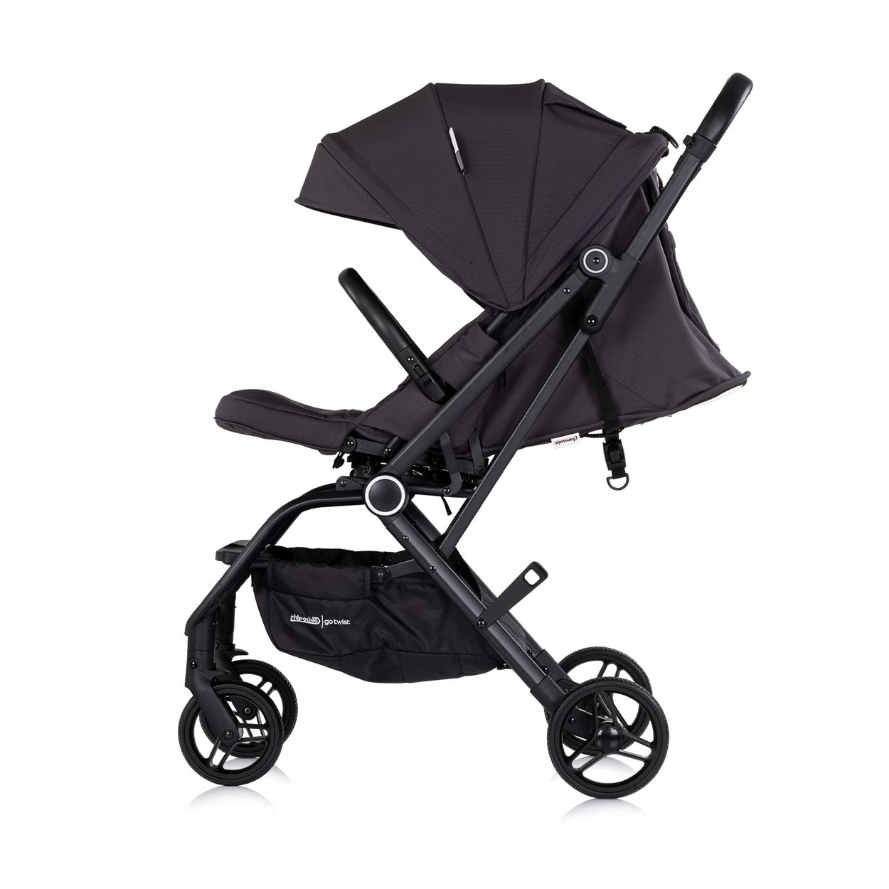 Ein dunkelgrauer Kinderwagen mit Verdeck, Sitz und Aufbewahrungskorb, auf weißem Grund.