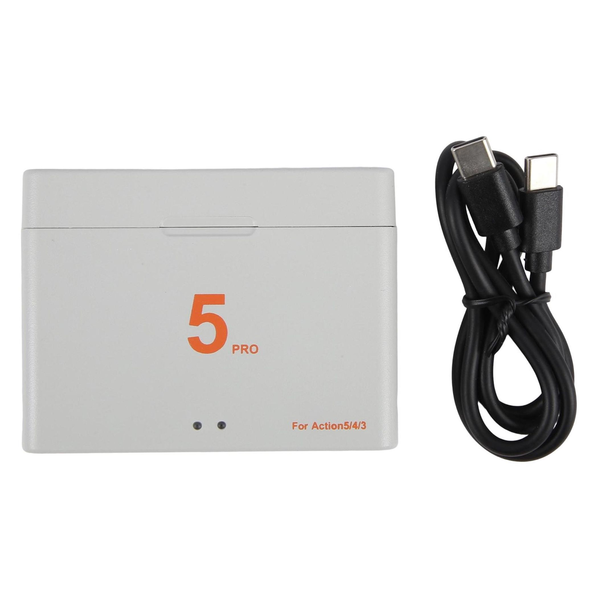 Ein weißes Gehäuse mit der Aufschrift 5 PRO und ein schwarzes USB-C-Kabel.