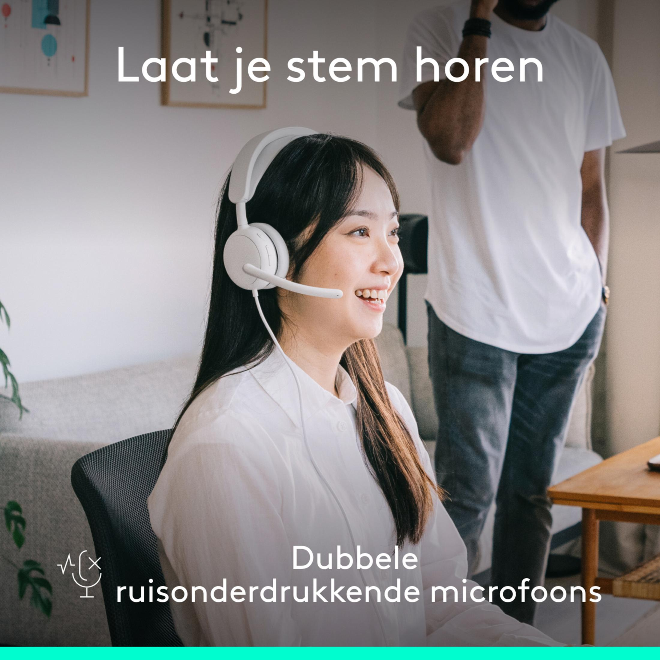 Eine Frau mit Headset lächelt. Ein Mann steht hinter ihr. Text: Laat je stem horen.
