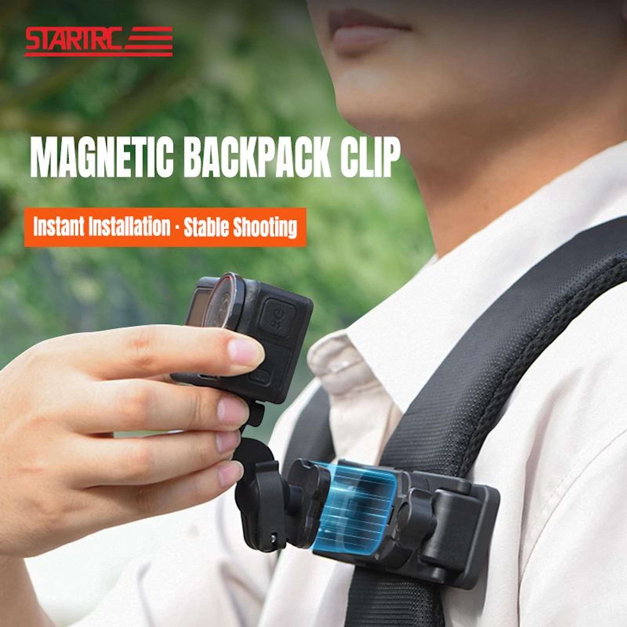 Person befestigt eine Kamera mit einem magnetischen Rucksackclip. Blaue Lichter zeigen die Magnetkraft.