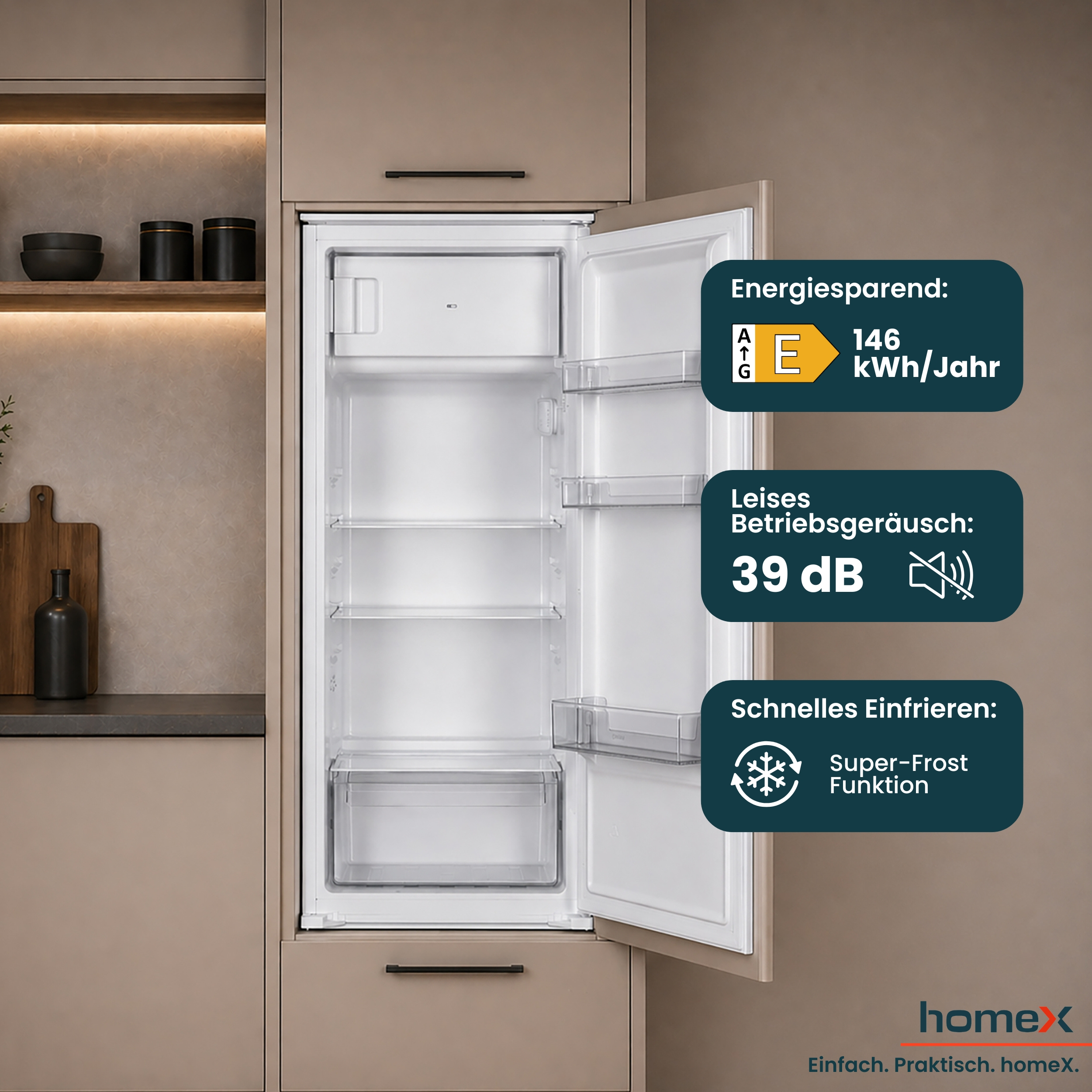 Ein offener Kühlschrank mit Energieeffizienzlabel E, 146 kWh/Jahr, 39 dB Geräuschpegel.