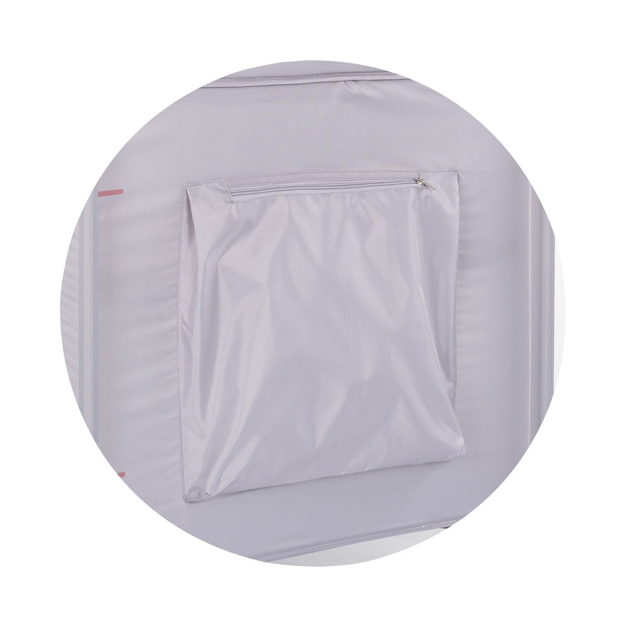 Graue Stofftasche mit Reißverschluss auf grauem Hintergrund.