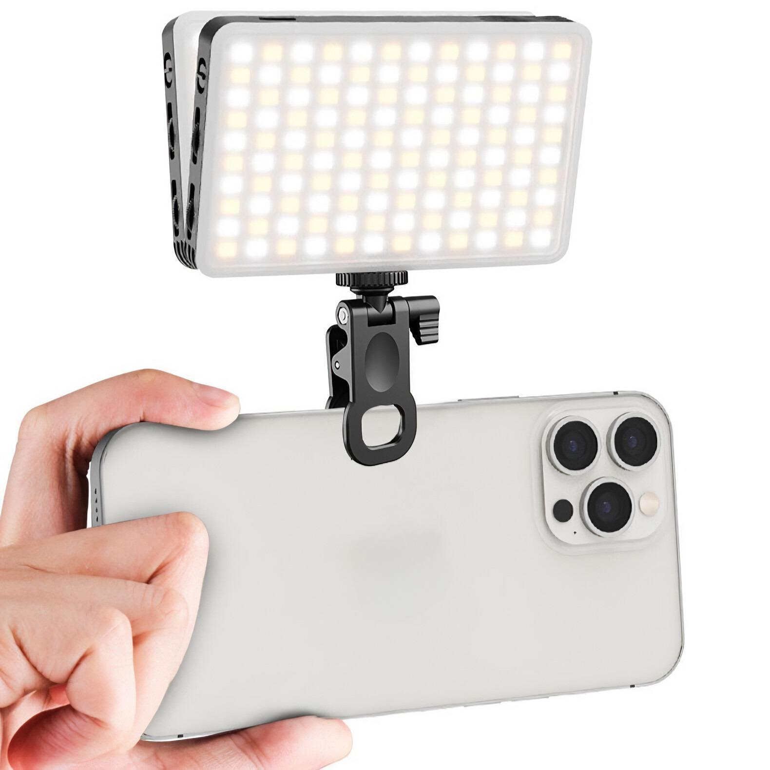 Ein Handy-Licht mit zwei Reihen LEDs wird an einem Smartphone befestigt.