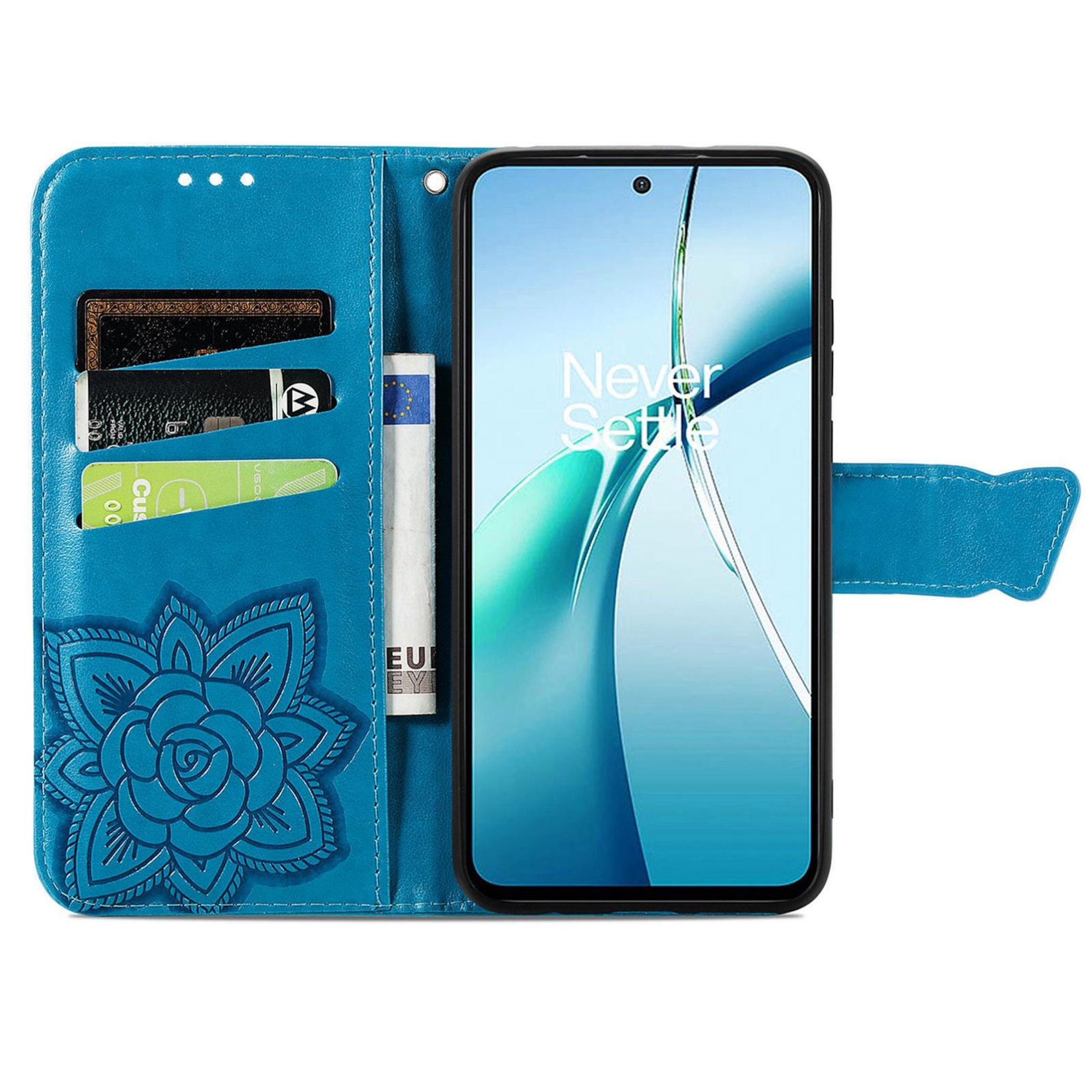 Eine blaue Handyhülle mit Blumenmuster und Kartenfächern, geöffnet mit einem Smartphone darin.