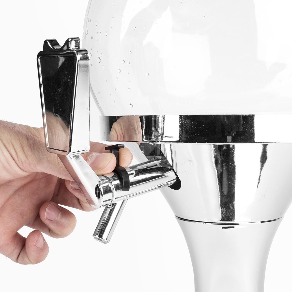 Eine Hand dreht einen Chromhahn an einem klaren Getränkespender. Wassertropfen sichtbar.