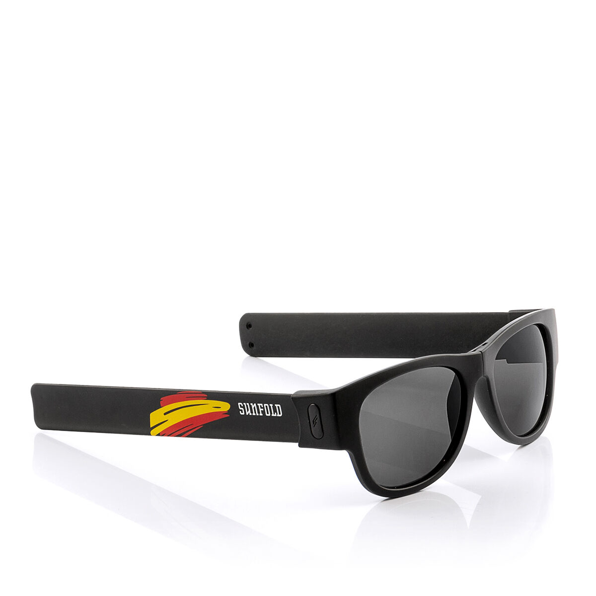 Schwarze Sonnenbrille mit Spanienflagge auf dem Bügel, auf weißem Hintergrund.