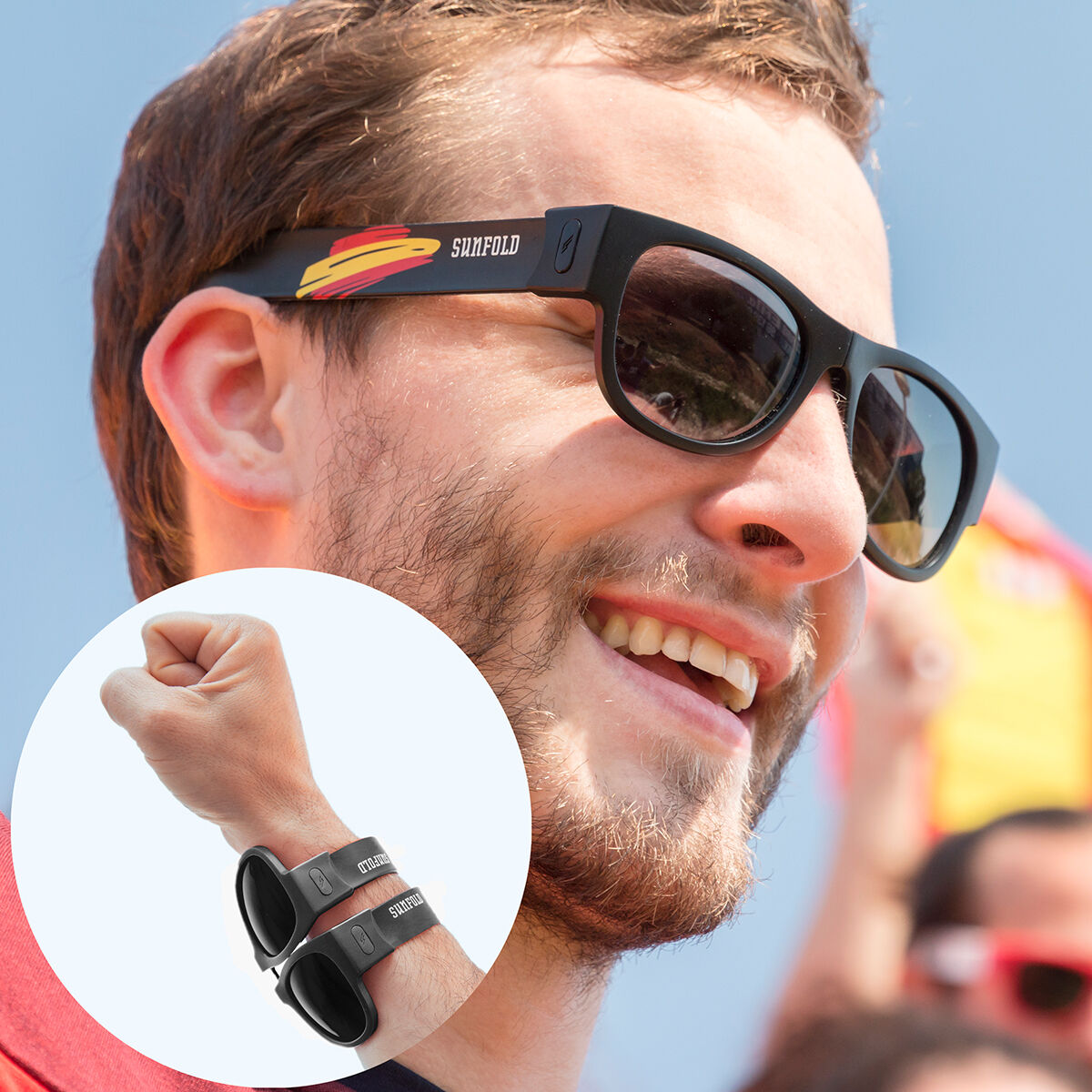 Mann mit Sonnenbrille und Armbändern, trägt Sonnenbrillen mit Logo.