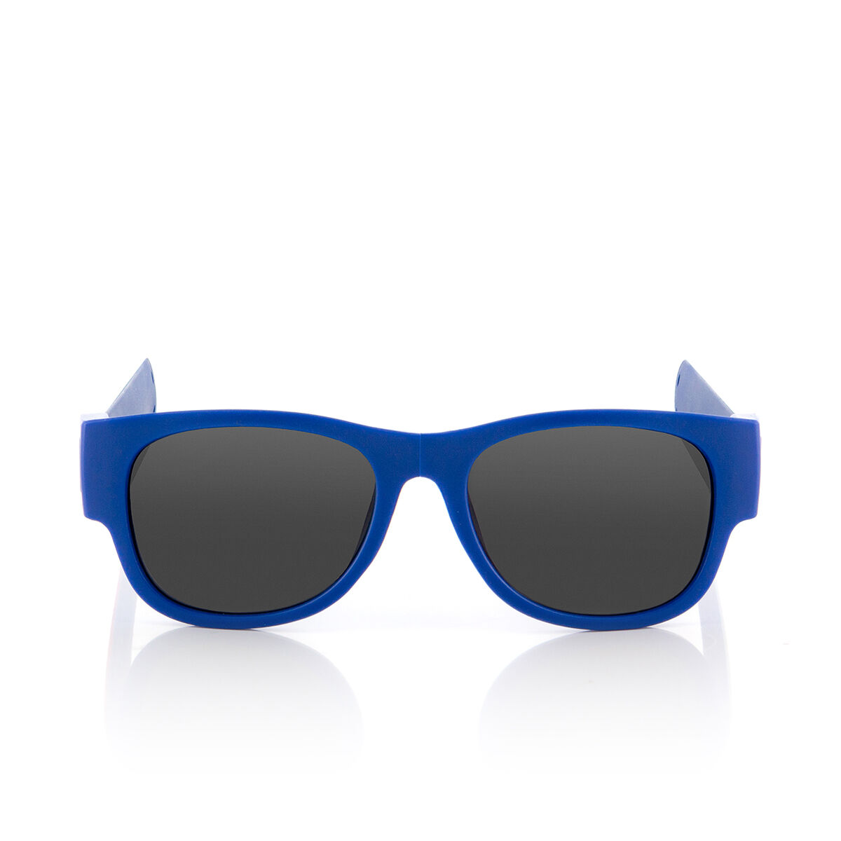 Blaue Sonnenbrille mit dunklen Gläsern auf weißem Hintergrund.