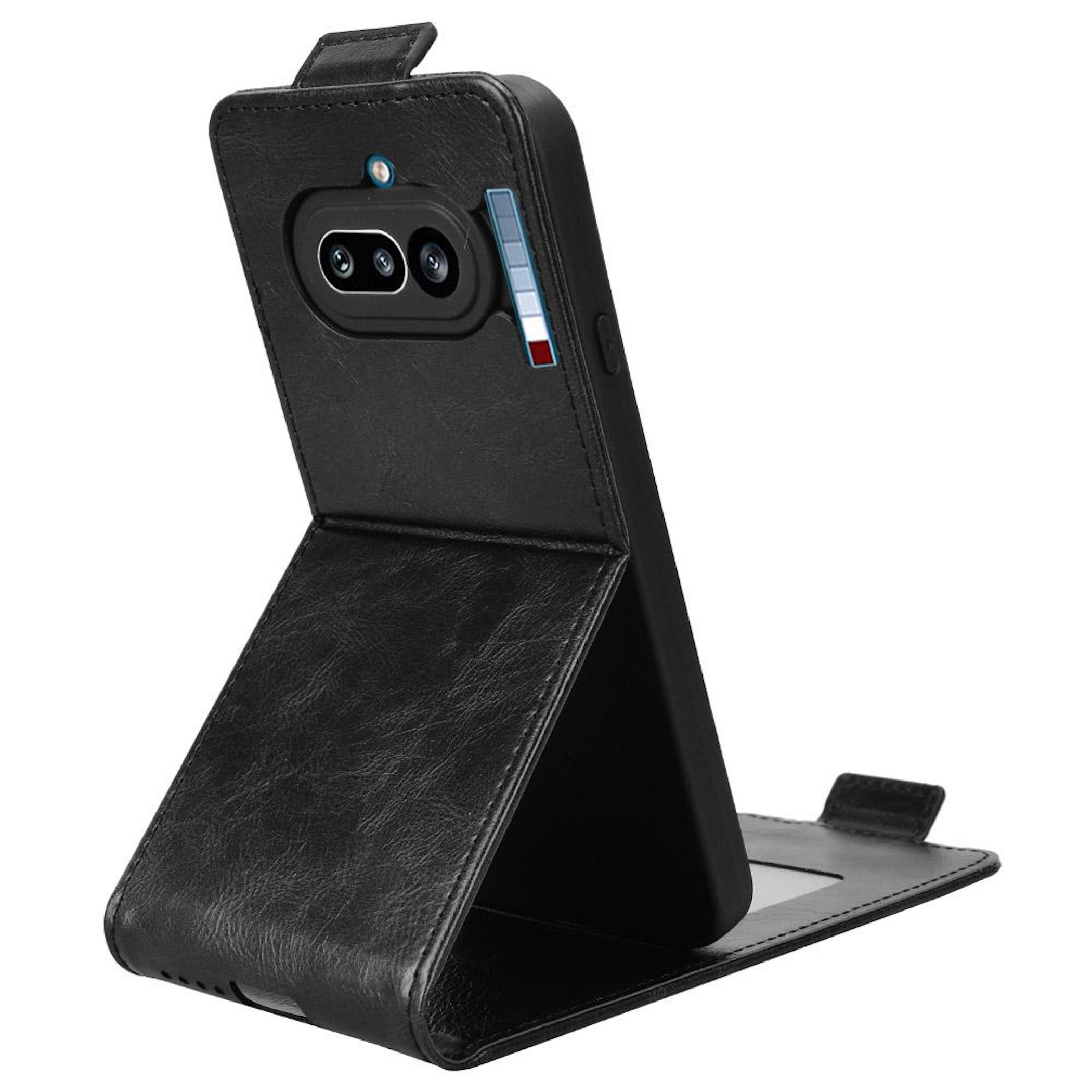 Schwarze Lederhülle für ein Smartphone, aufgestellt mit Kameramodul sichtbar.