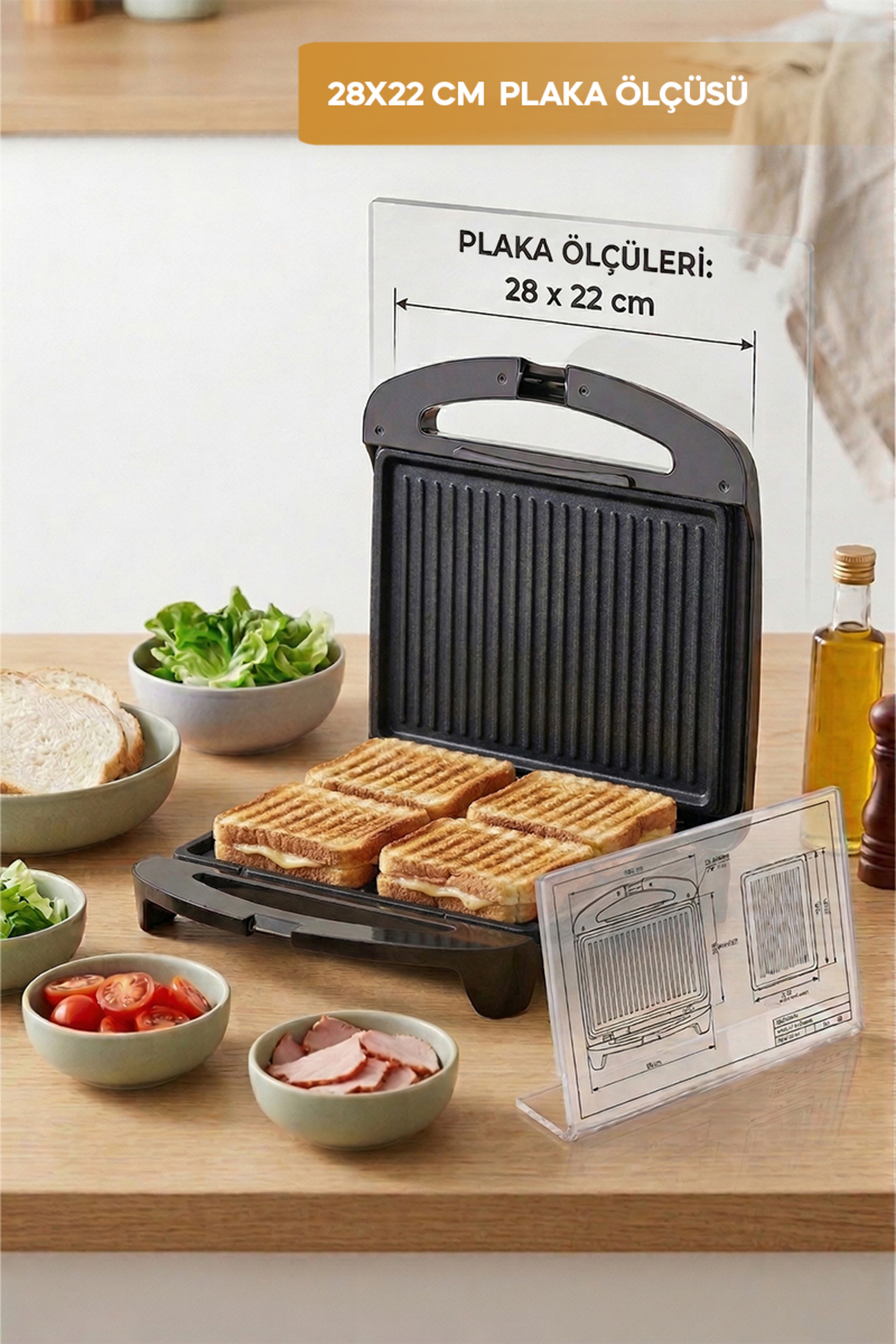 Dört sandviçli sandviç makinesi, yanında salata, domates ve jambon kaseleri.