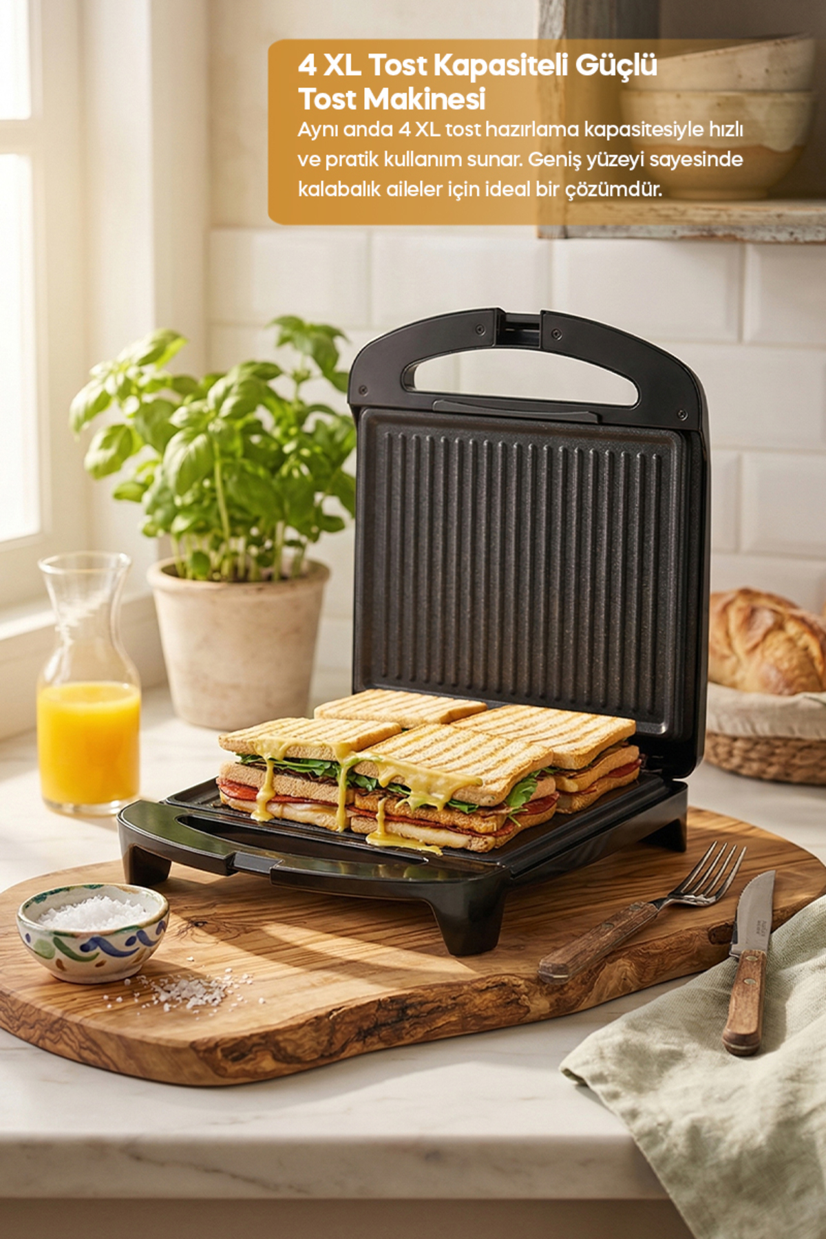 Dört sandviçli açık tost makinesi, yanında portakal suyu ve tuz.