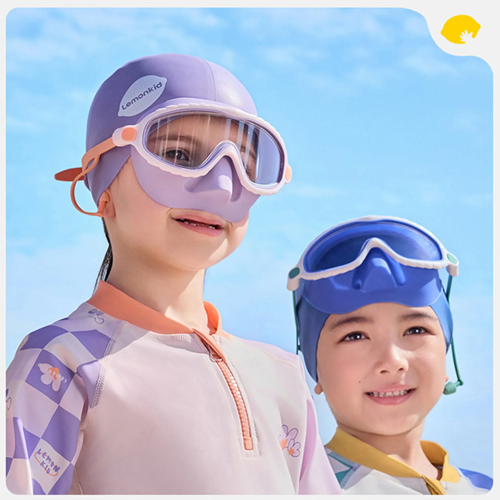Zwei Kinder mit Schwimmkappen und Brillen vor blauem Himmel.
