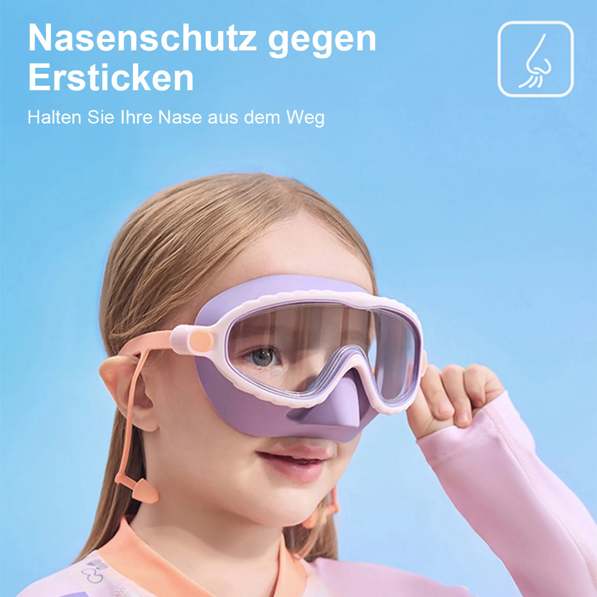 Ein junges Mädchen trägt eine violette Schwimmbrille vor blauem Himmel.