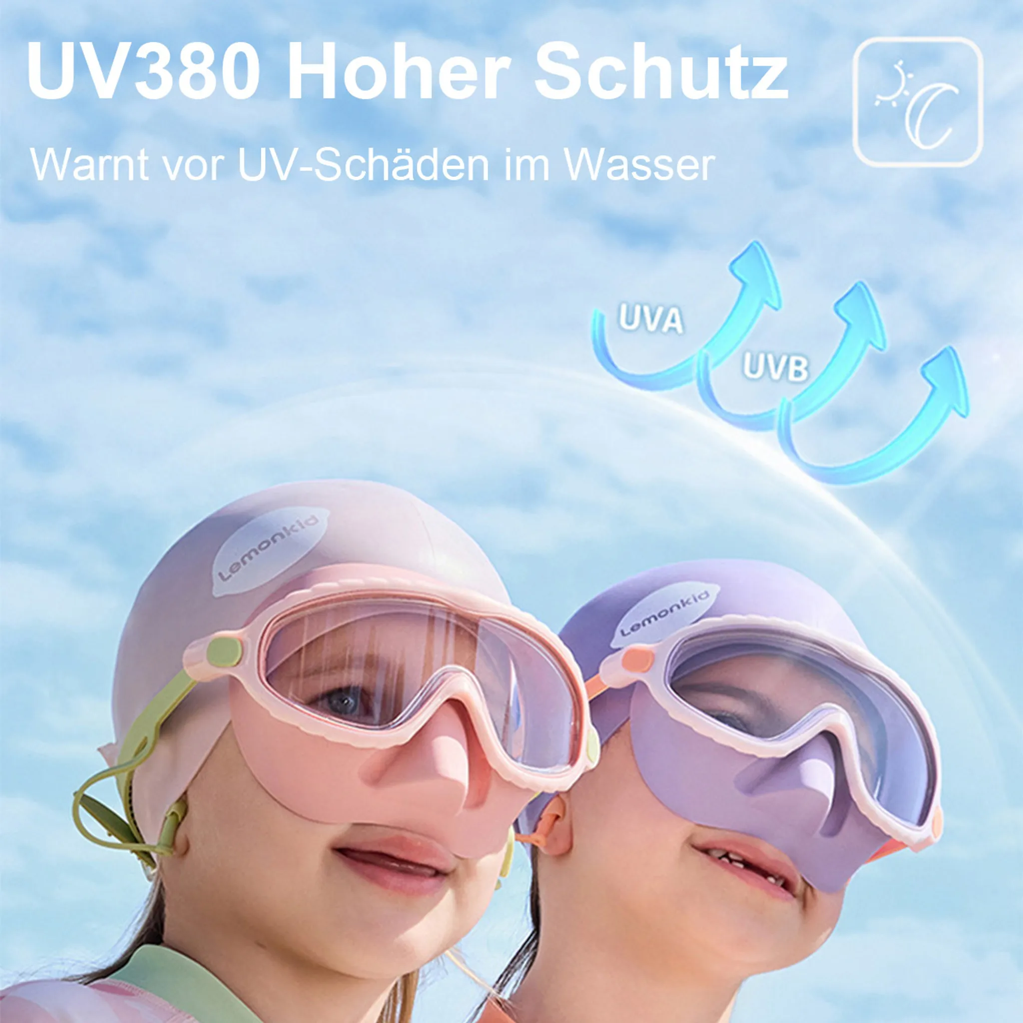 Zwei Kinder mit Schwimmbrillen und Badekappen blicken auf. Himmel und UV-Pfeile im Hintergrund.