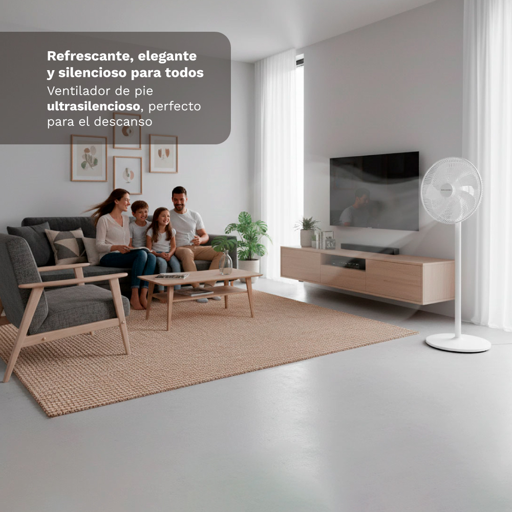 Una familia se sienta en un sofá, un ventilador al fondo.
