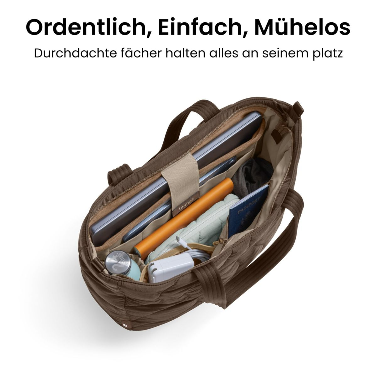 Een bruine, gewatteerde tas met vakken voor laptop, paspoort en accessoires.