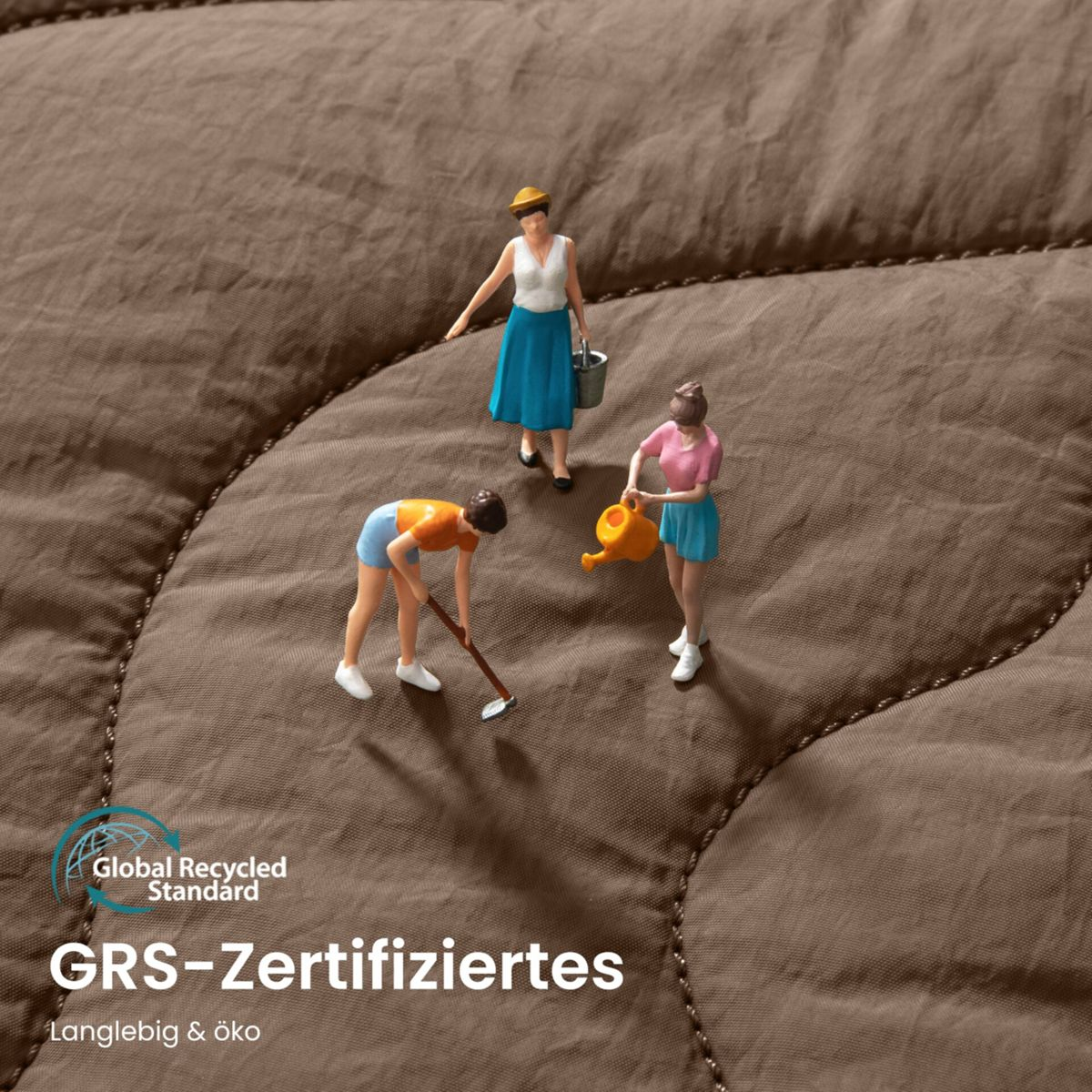 Miniatuurfiguren die een tuin onderhouden op bruine gewatteerde stof. Tekst: GRS-Zertifiziertes.