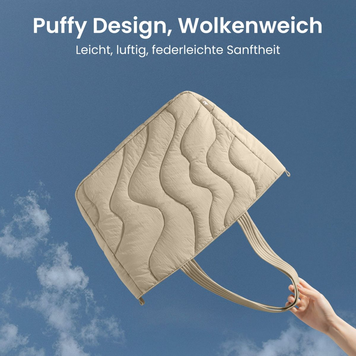 Una borsa trapuntata beige fluttua contro un cielo blu con nuvole.