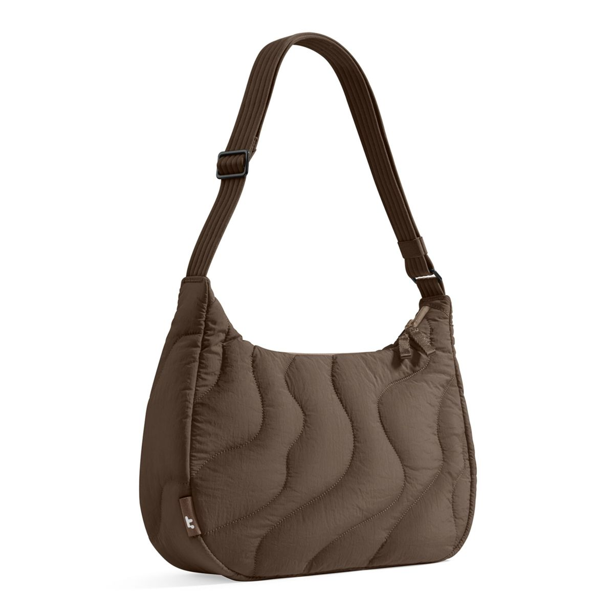 Una borsa a tracolla trapuntata marrone con una singola tracolla poggia su sfondo bianco.