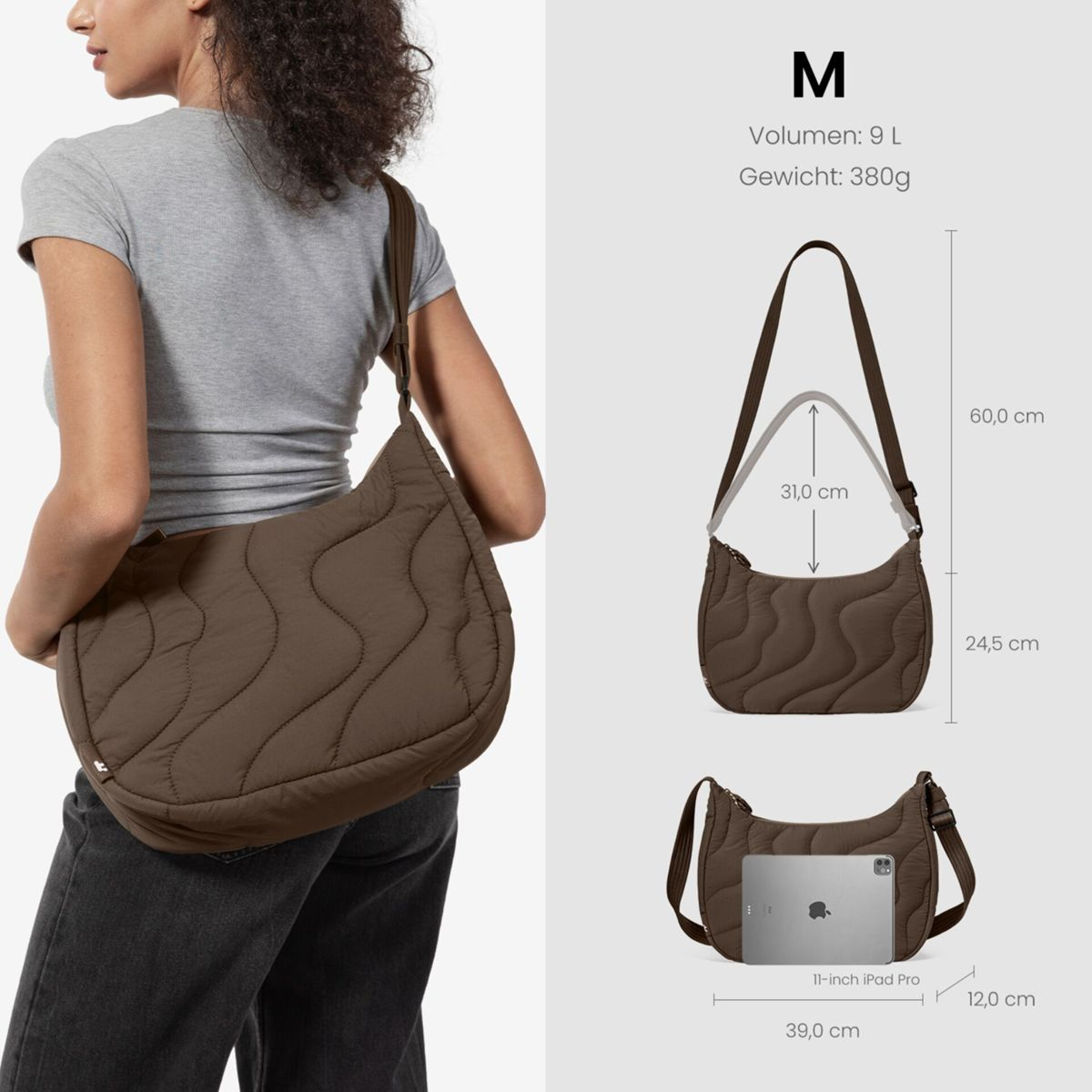Una donna indossa una borsa a tracolla trapuntata marrone. Dimensioni indicate.