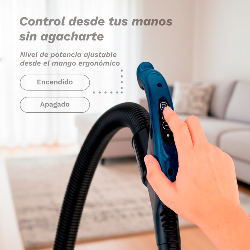 Mano operando el mango de aspiradora con botones de encendido/apagado.