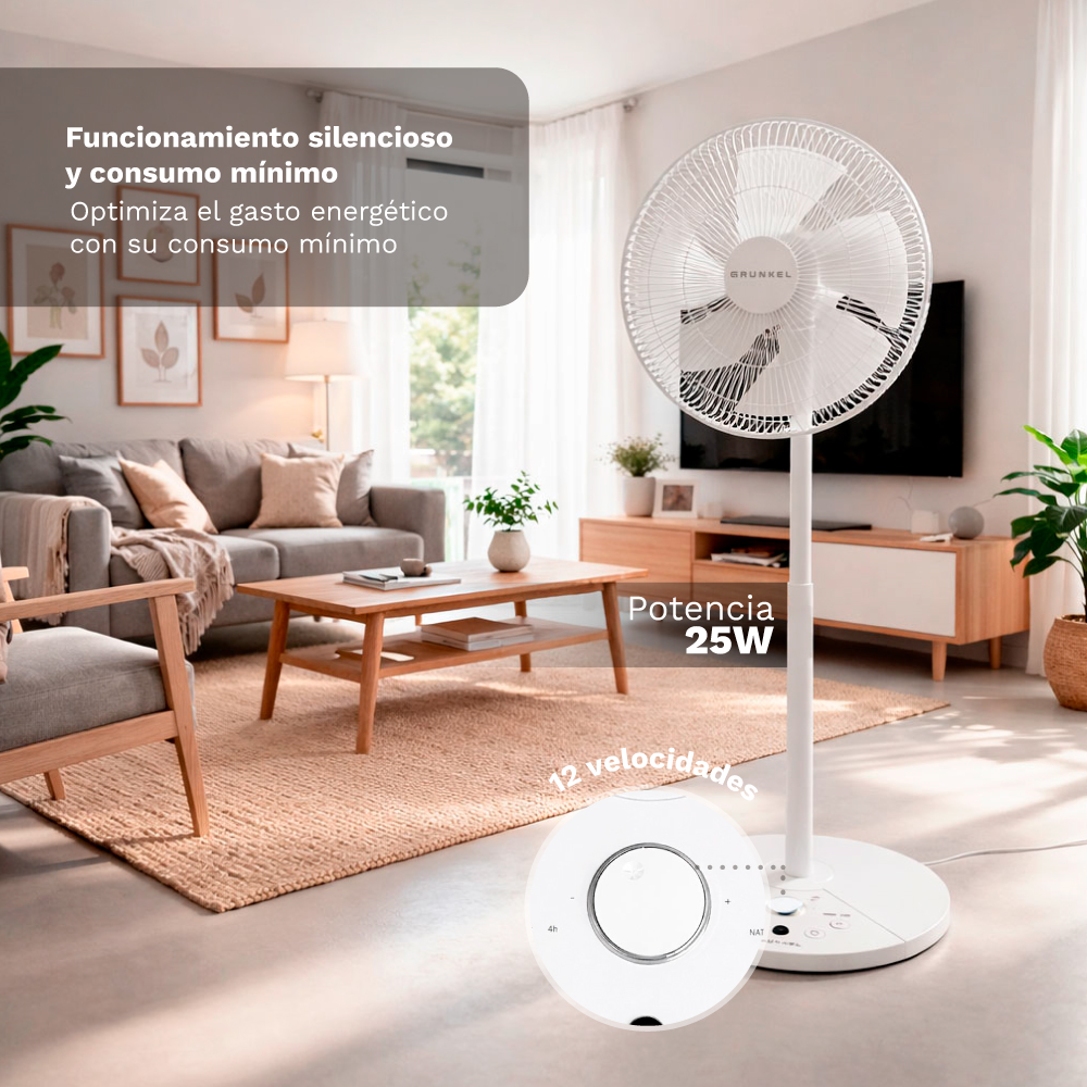 Un ventilador de pie blanco está en un salón junto a un sofá. Tiene 25W de potencia y 12 velocidades.