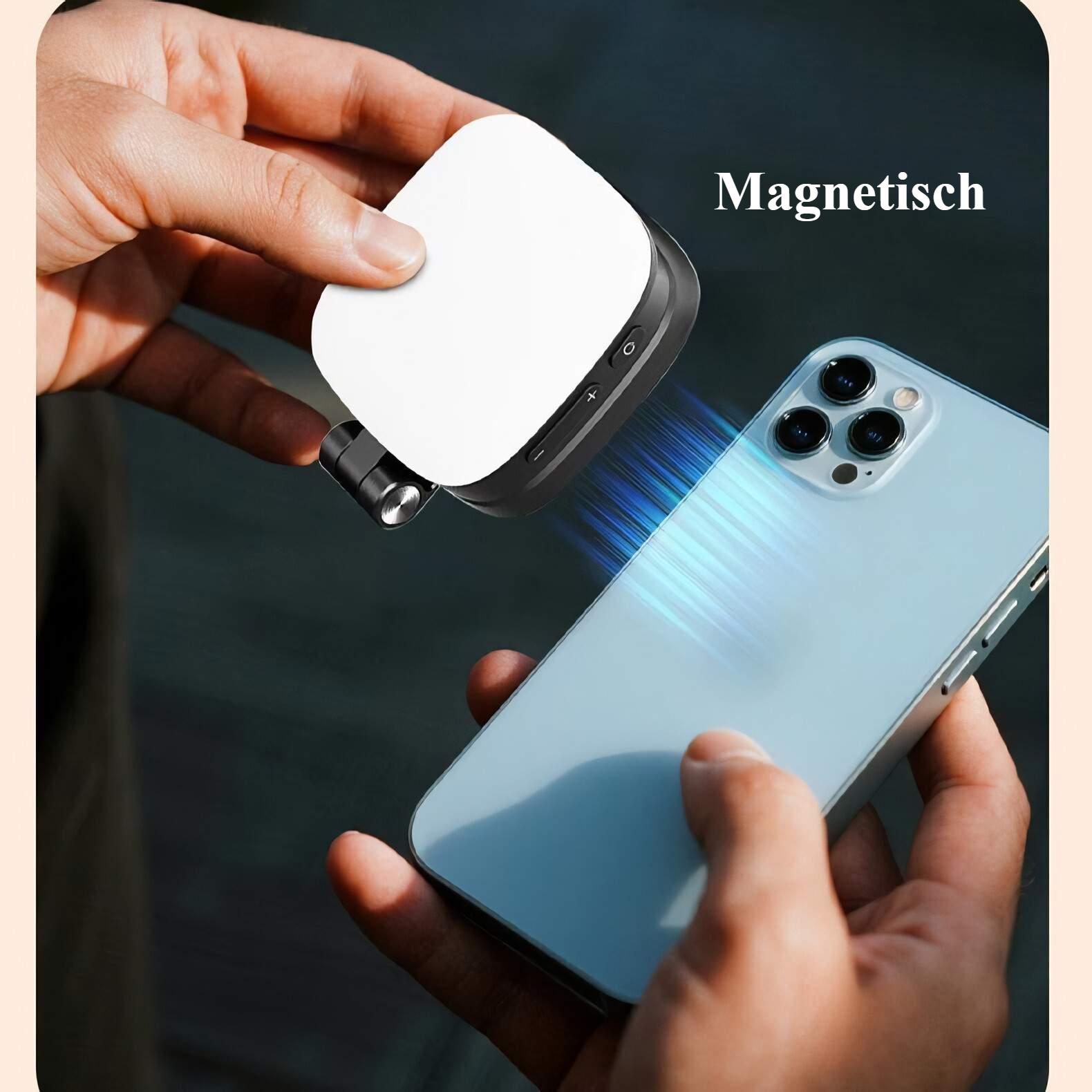 Eine weiße magnetische Ladeplatte wird über einem hellblauen Smartphone gehalten.