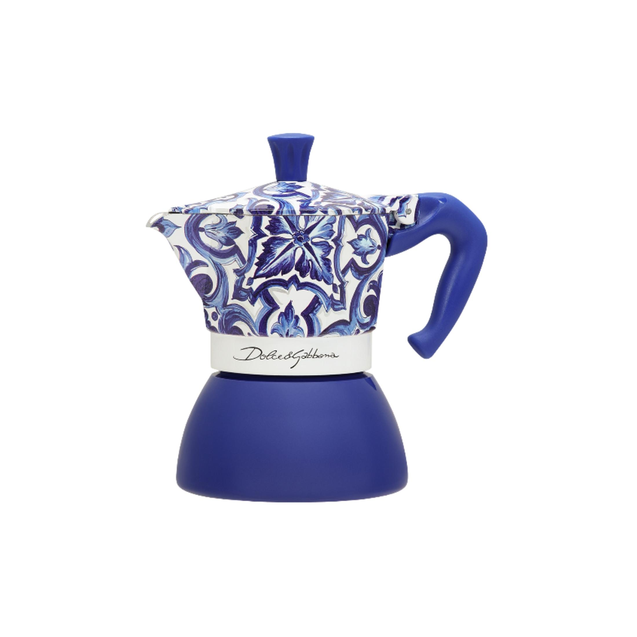 Una caffettiera blu con motivo bianco e blu e la scritta "Dolce & Gabbana".